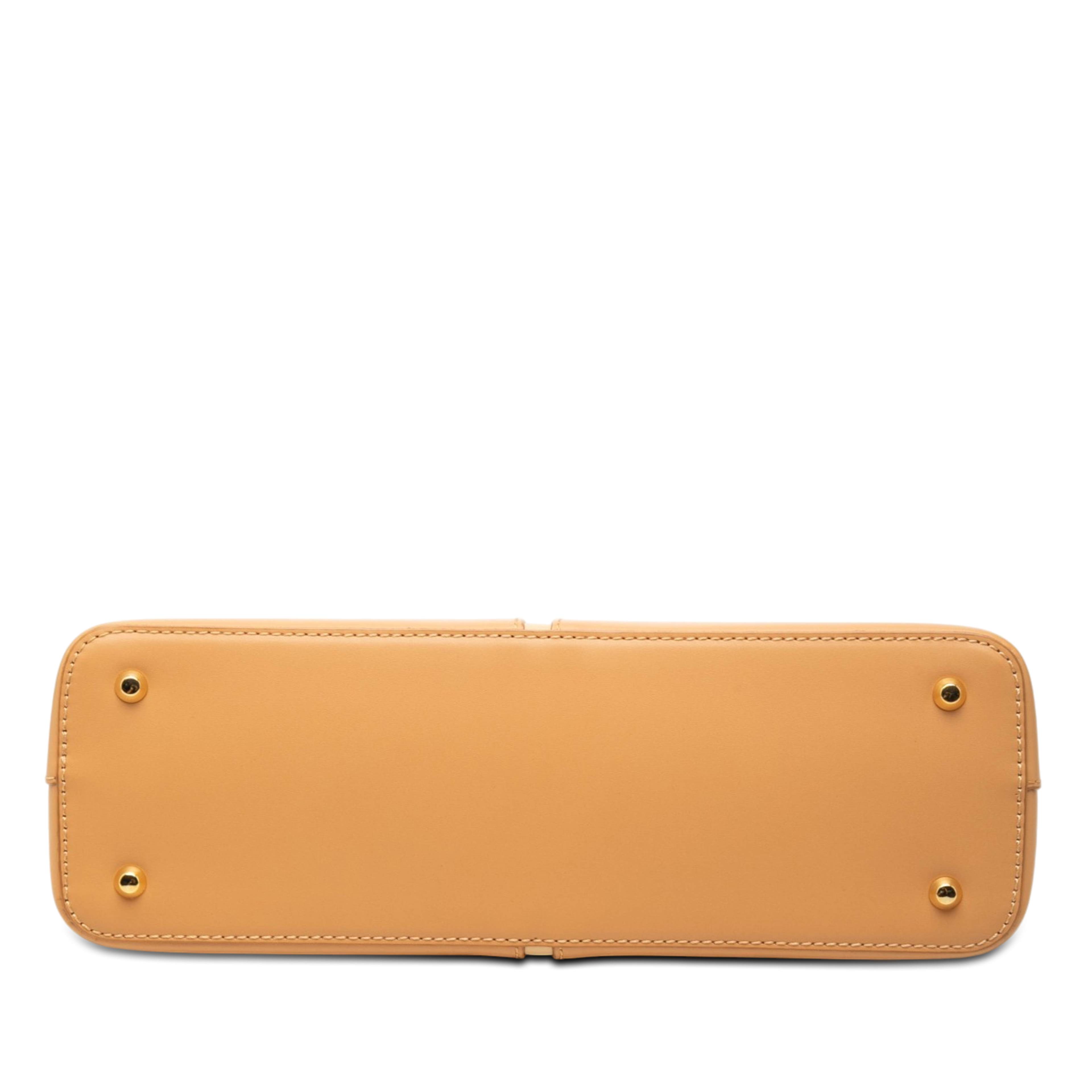 Burberry Leather Shoulder Bag, från Luxclusif, i färgen beige. Klicka för att öppna bilden i stort format