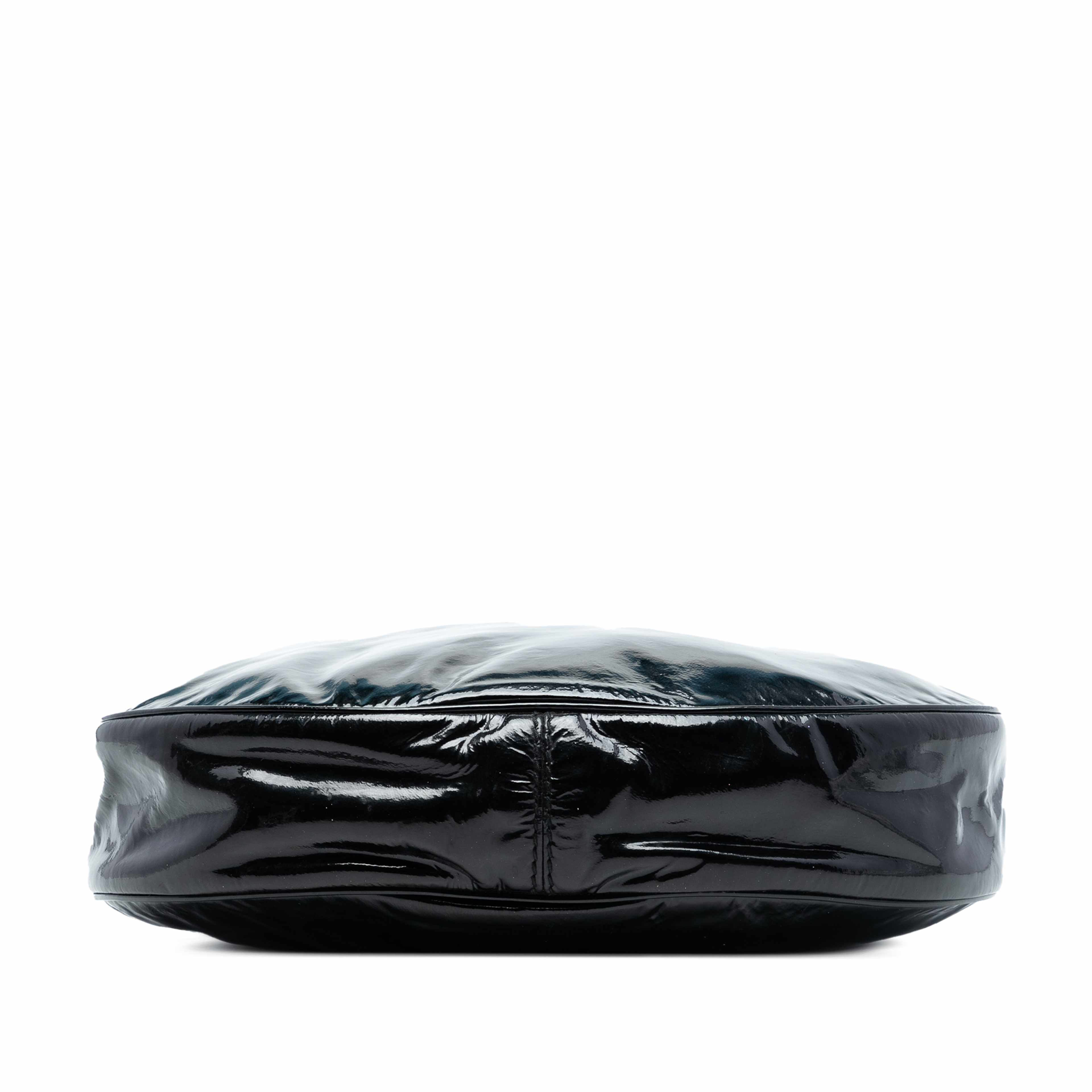 Gucci Patent Shoulder Bag, från Luxclusif, i färgen svart. Klicka för att öppna bilden i stort format