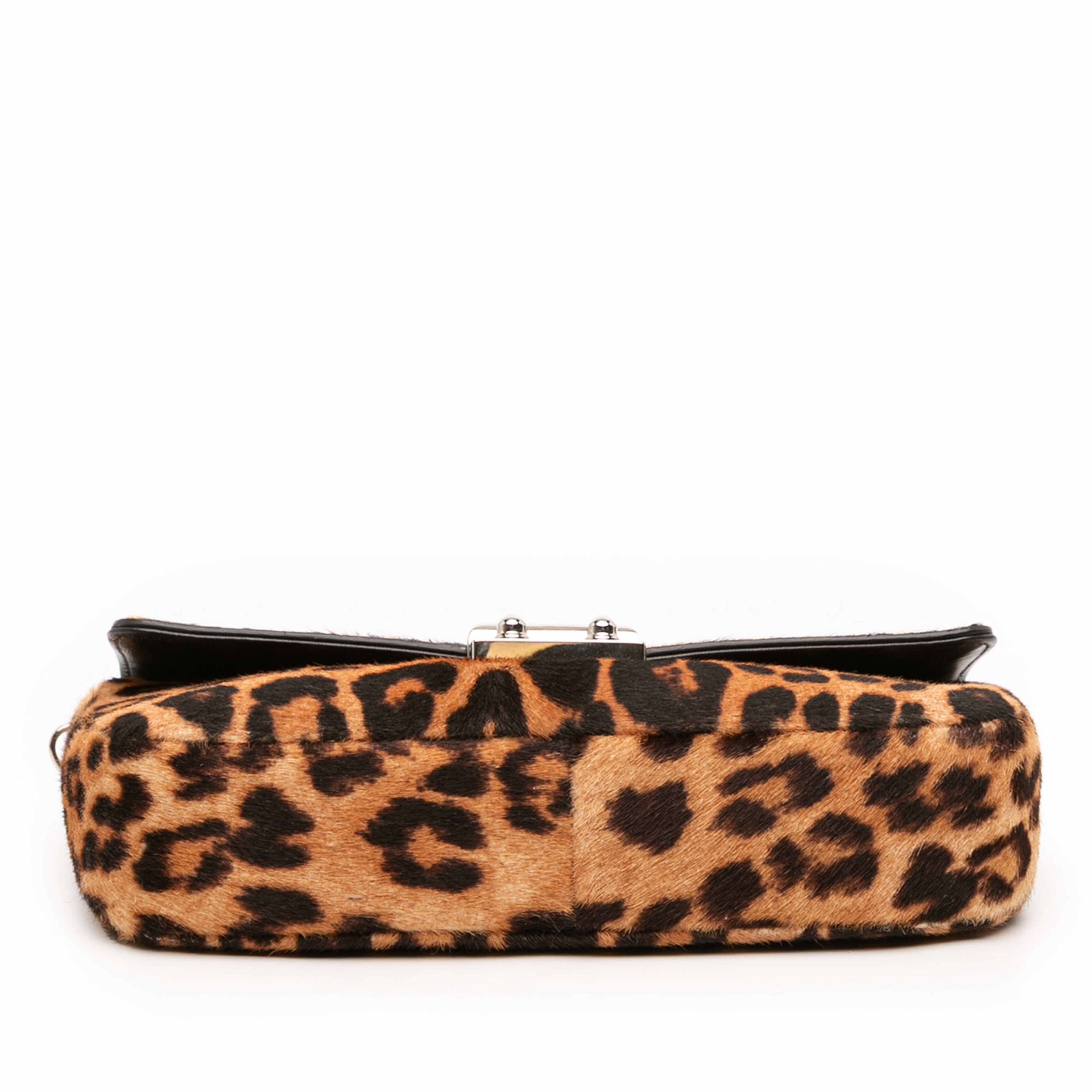 Dior Leopard Print Pony Hair Miss Dior Chain Flap, från Luxclusif, i färgen brown. Klicka för att öppna bilden i stort format