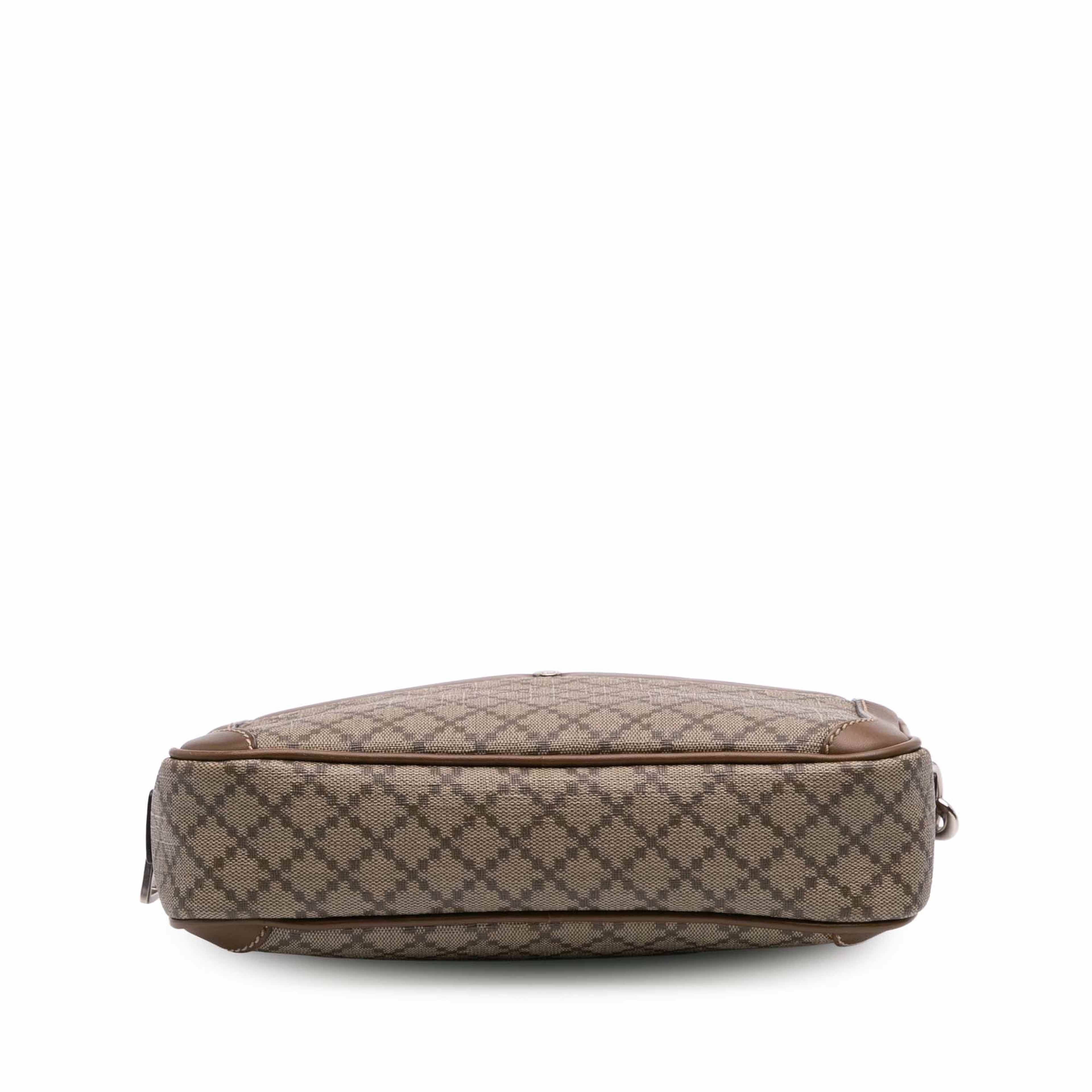 Gucci Diamante Coated Canvas Clutch, från Luxclusif, i färgen beige. Klicka för att öppna bilden i stort format