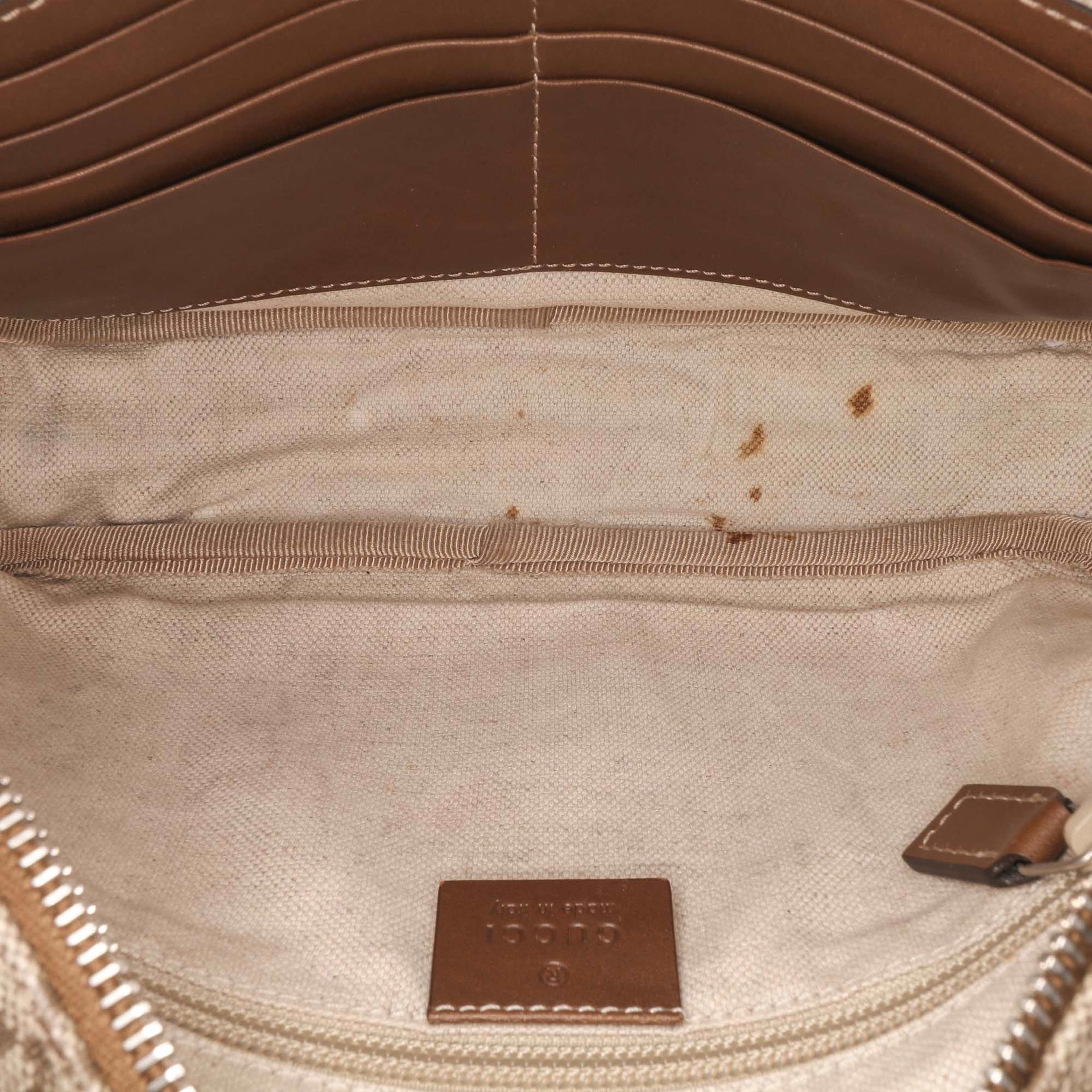 Gucci Diamante Coated Canvas Clutch, från Luxclusif, i färgen beige. Klicka för att öppna bilden i stort format