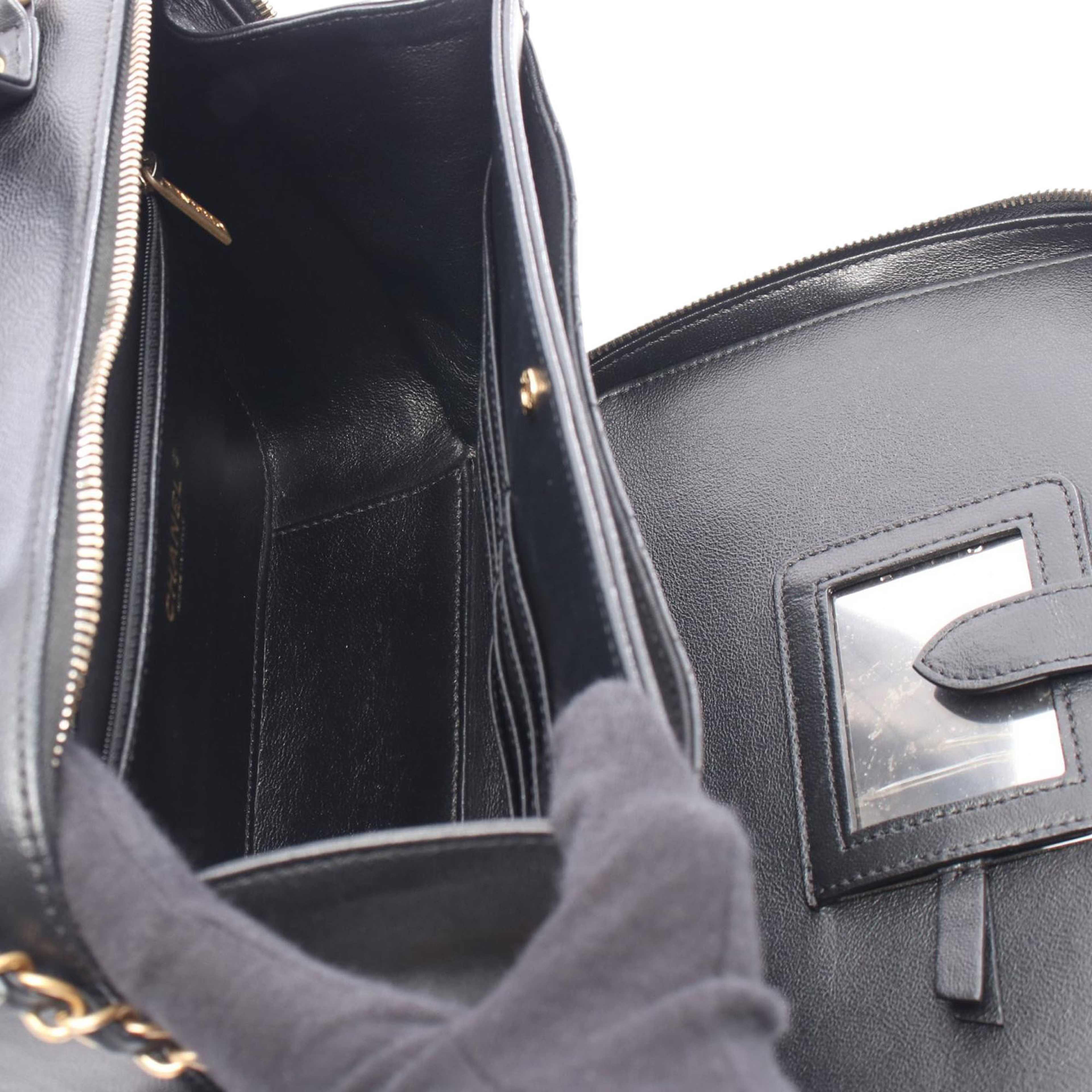 Chanel Large Caviar Cc Filigree Vanity Case, från Luxclusif, i färgen black. Klicka för att öppna bilden i stort format