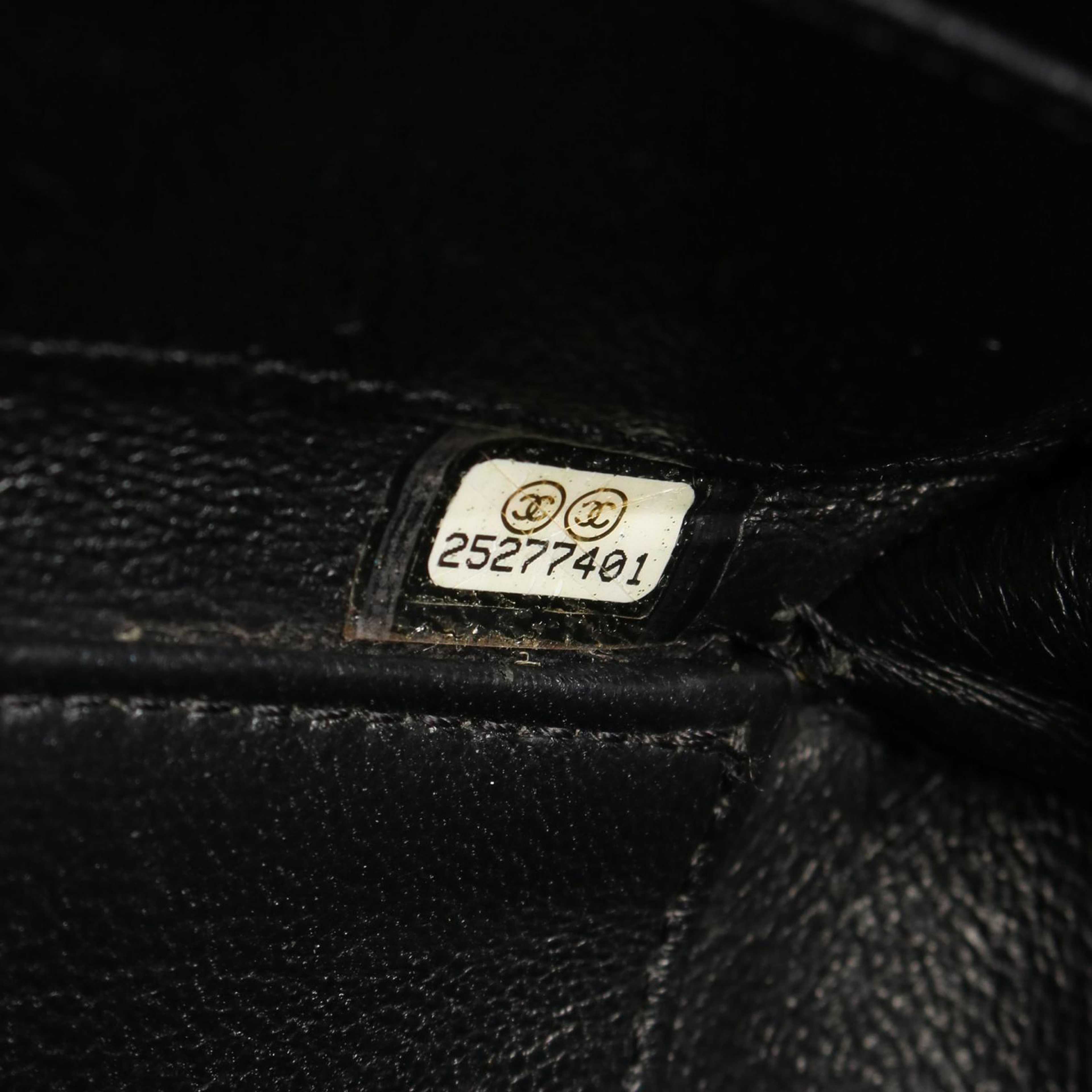 Chanel Large Caviar Cc Filigree Vanity Case, från Luxclusif, i färgen black. Klicka för att öppna bilden i stort format