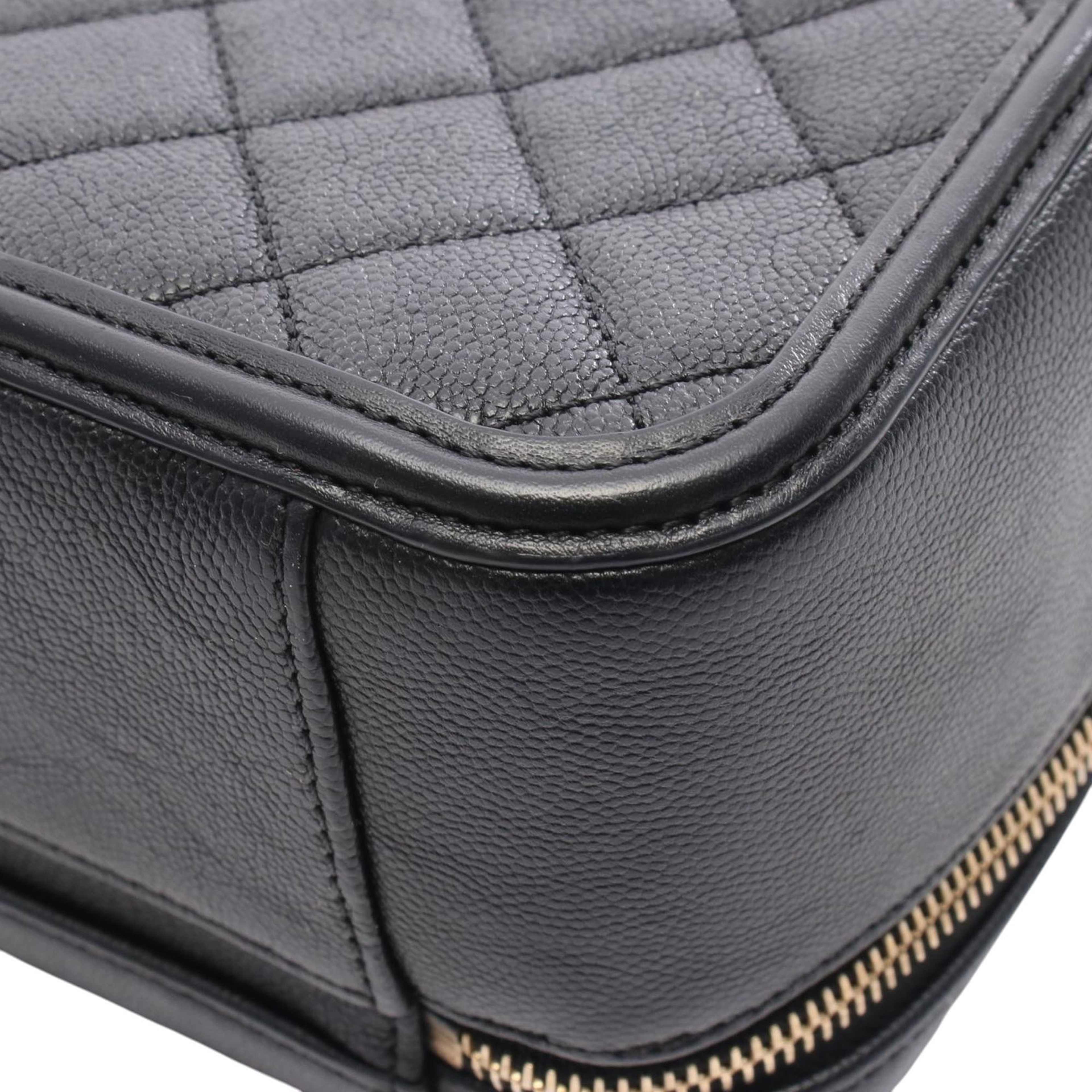 Chanel Cc Caviar Filigree Quilted Vanity Bag, från Luxclusif, i färgen svart. Klicka för att öppna bilden i stort format