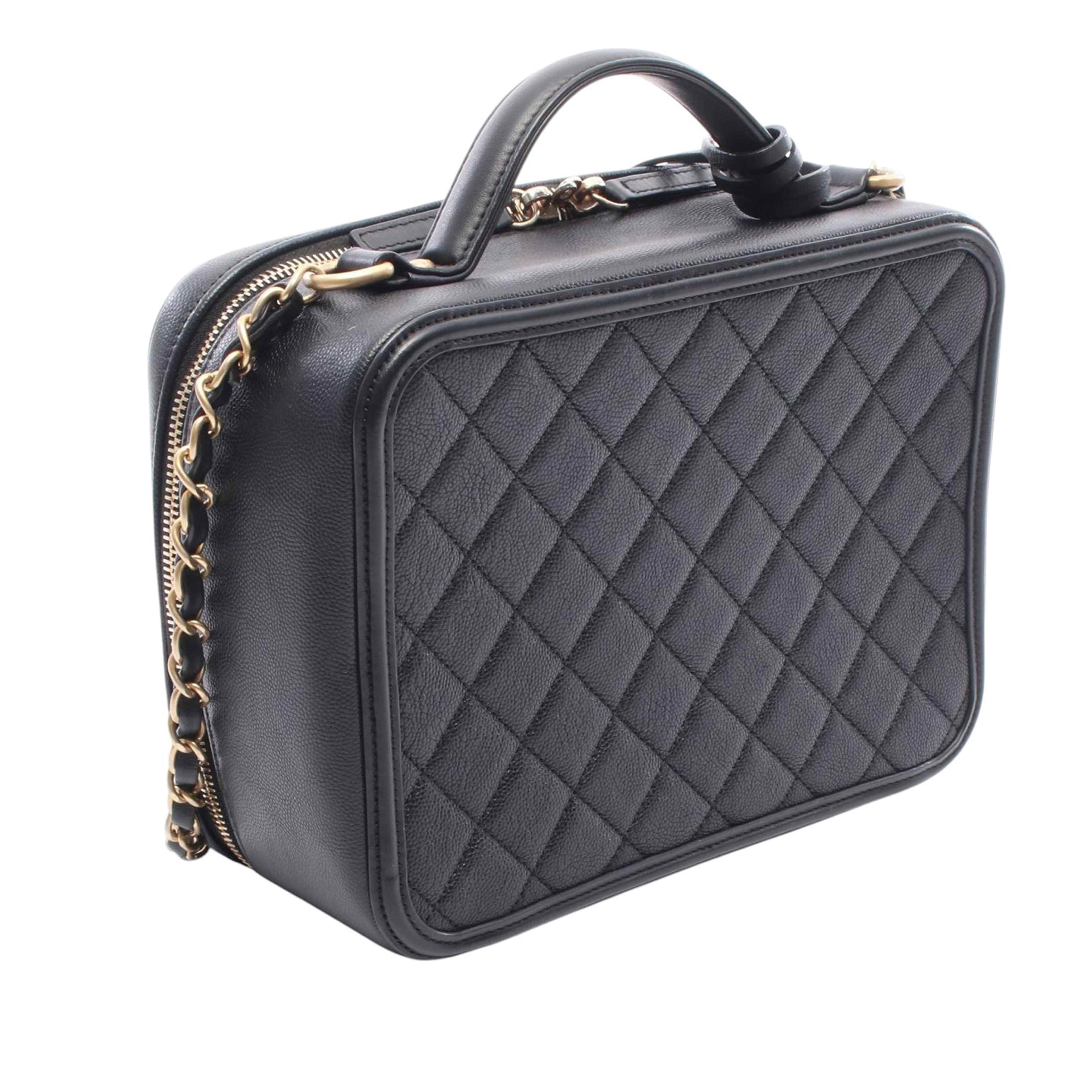 Chanel Large Caviar Cc Filigree Vanity Case, från Luxclusif, i färgen black. Klicka för att öppna bilden i stort format