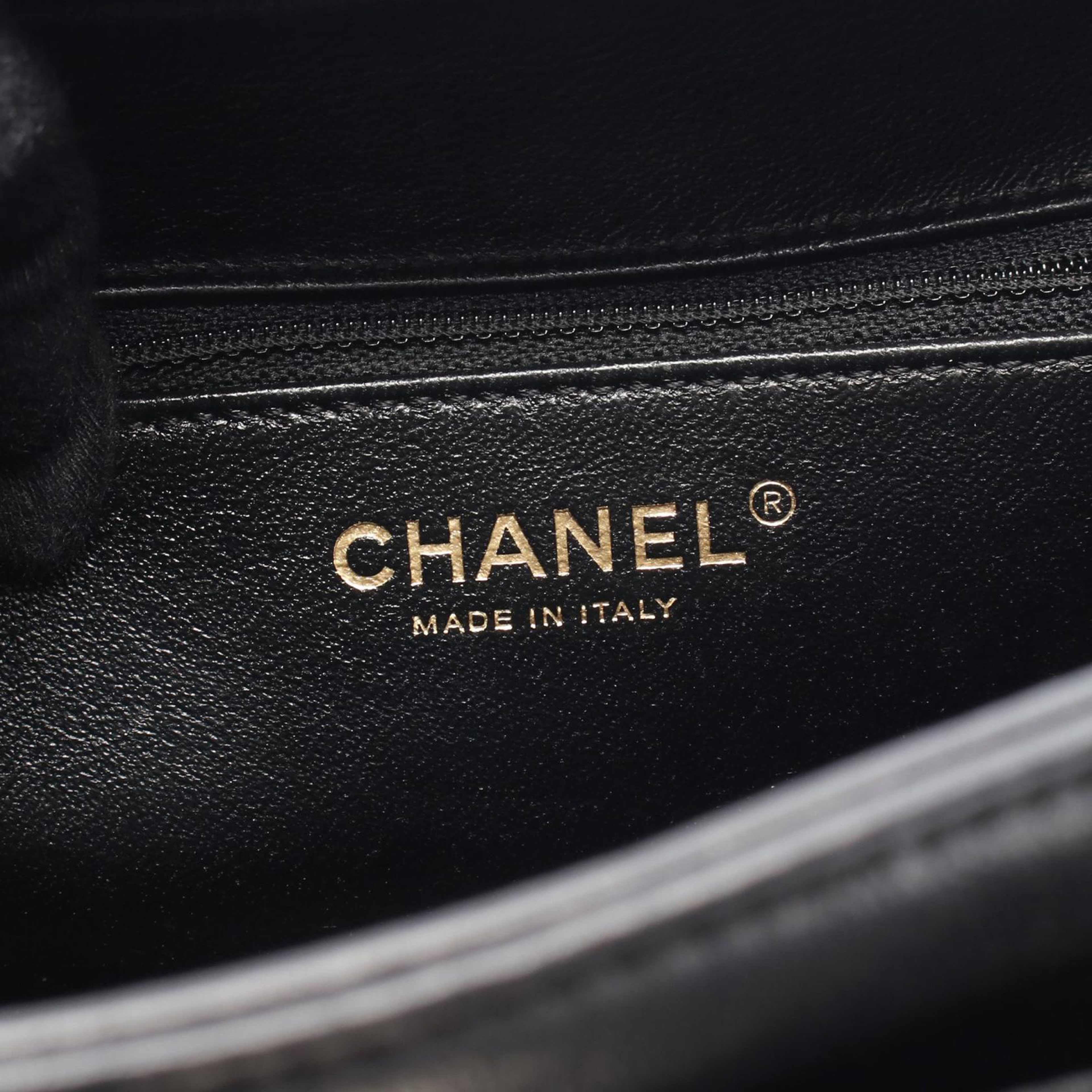 Chanel Large Caviar Cc Filigree Vanity Case, från Luxclusif, i färgen black. Klicka för att öppna bilden i stort format