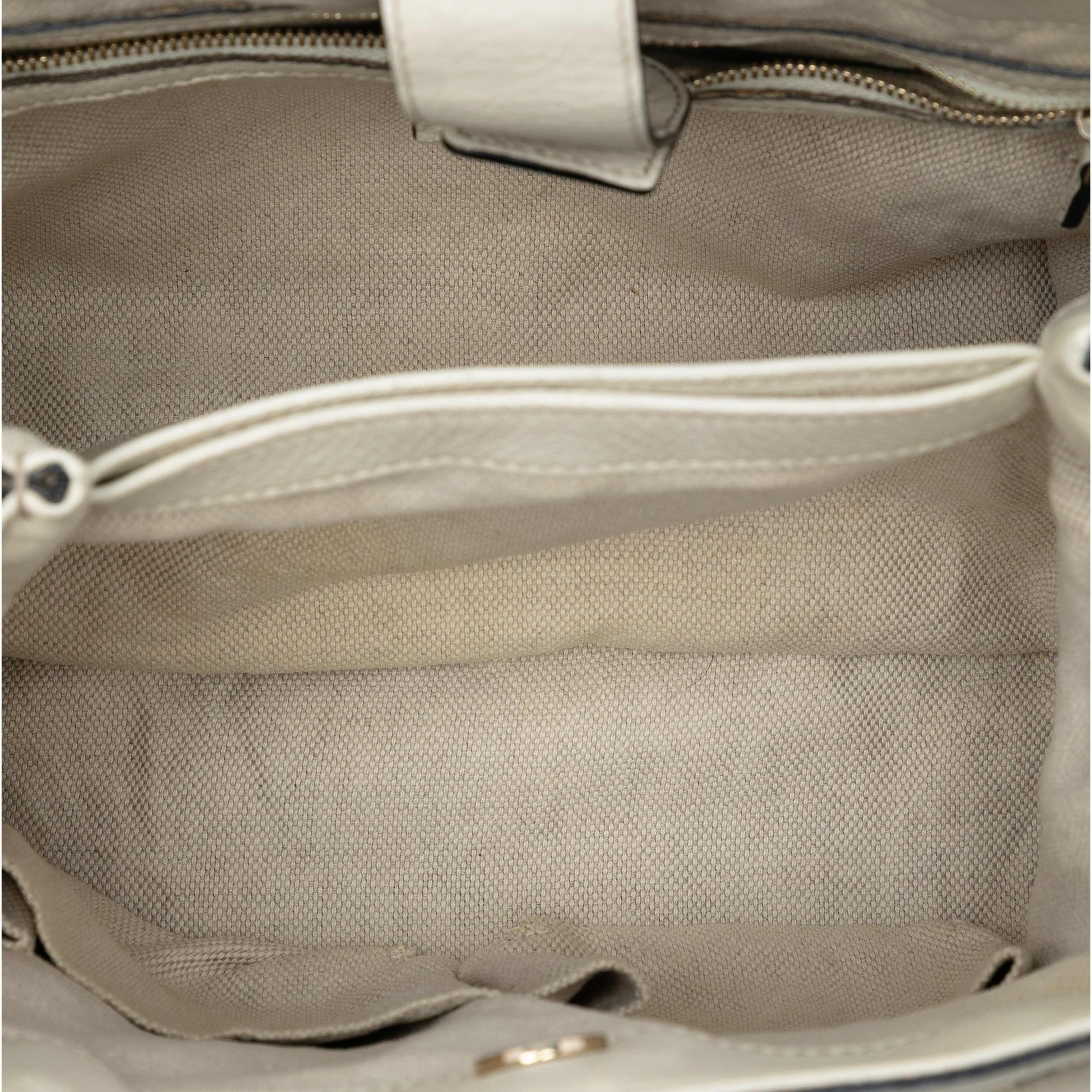 Gucci Small Gg Canvas Diana Bamboo Top Handle Tote, från Luxclusif, i färgen beige. Klicka för att öppna bilden i stort format