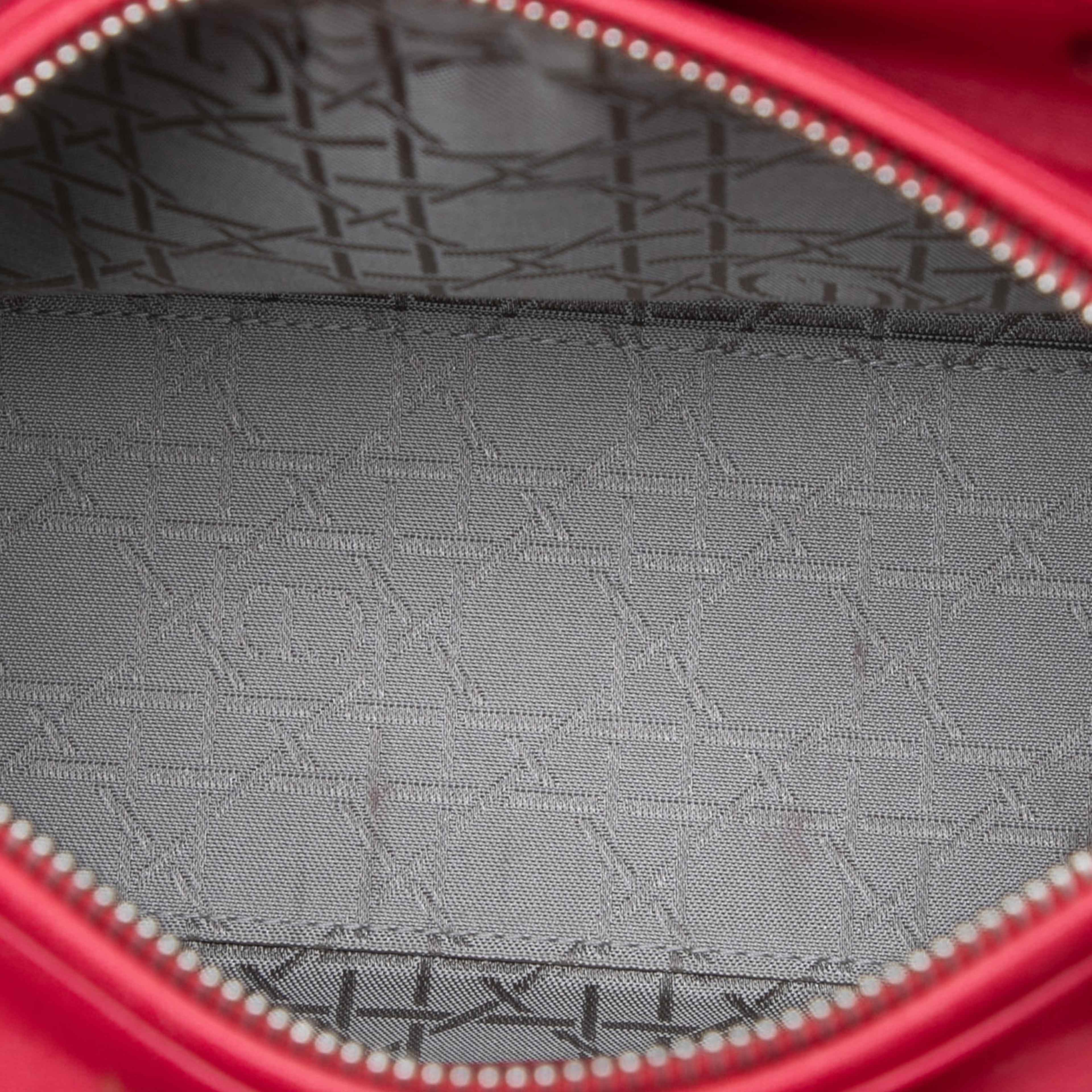 Dior Medium Lambskin Cannage Lady Dior, från Luxclusif, i färgen red. Klicka för att öppna bilden i stort format