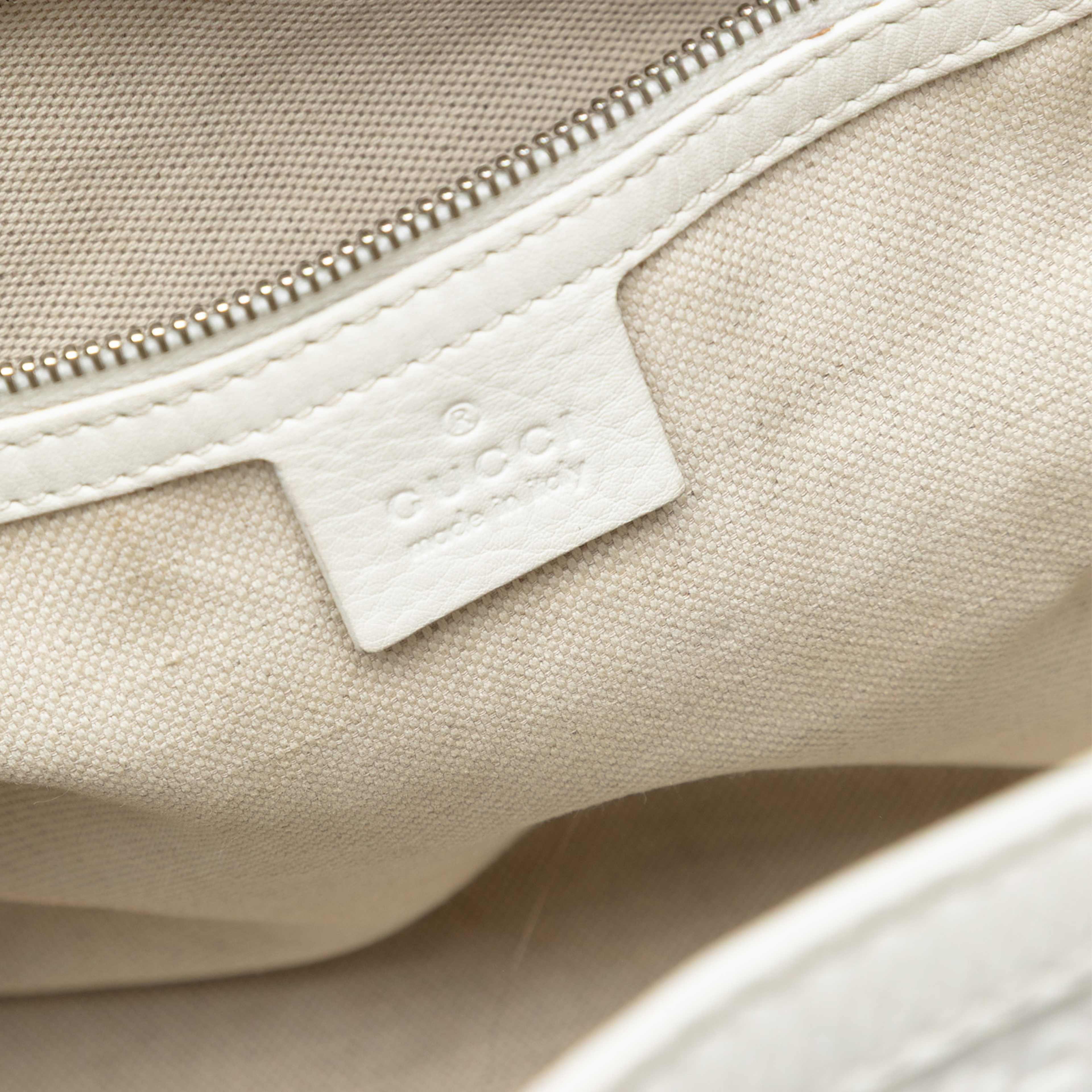 Gucci Guccissima Techno Tag Tote, från Luxclusif, i färgen white. Klicka för att öppna bilden i stort format