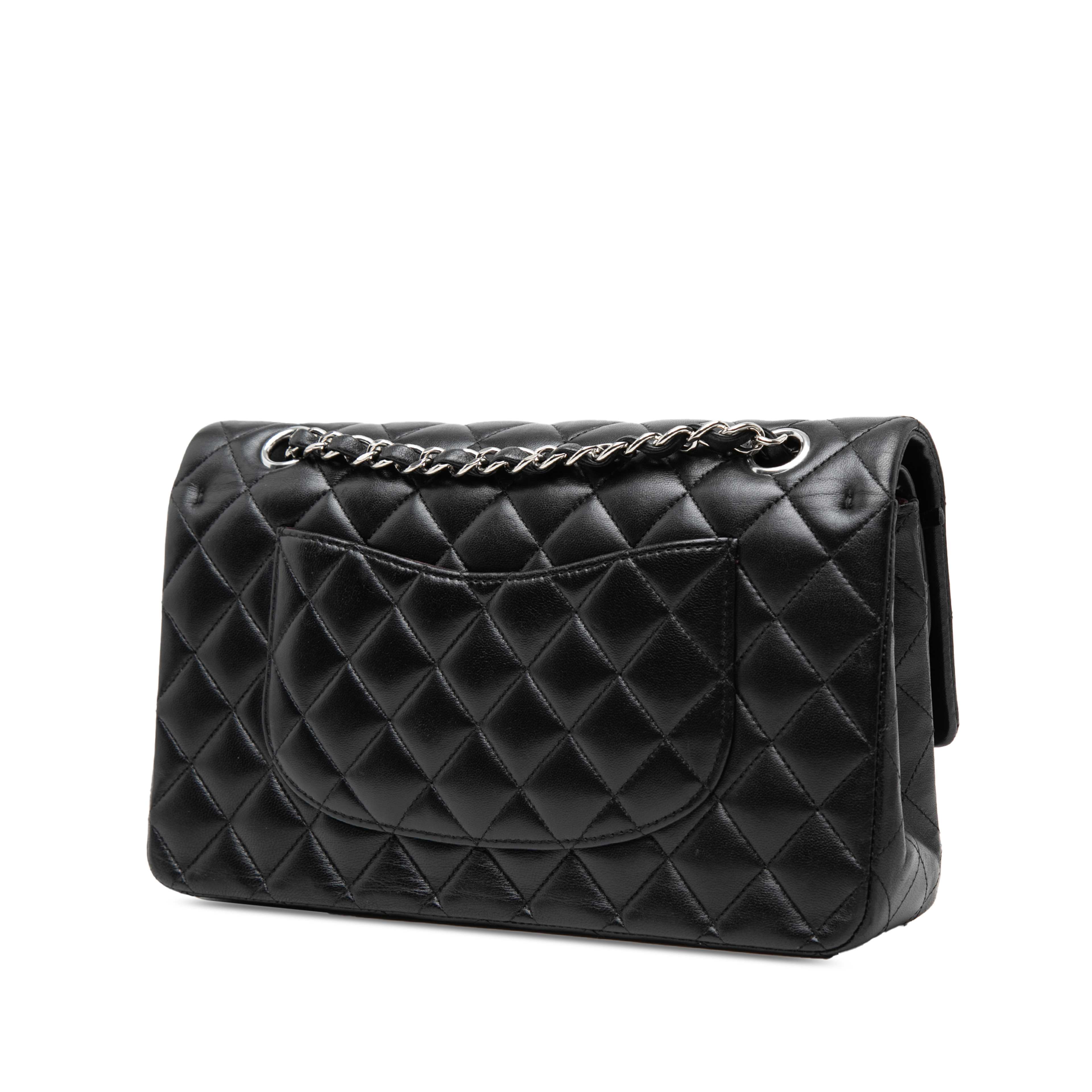 Chanel Medium Classic Lambskin Double Flap, från Luxclusif, i färgen svart. Klicka för att öppna bilden i stort format