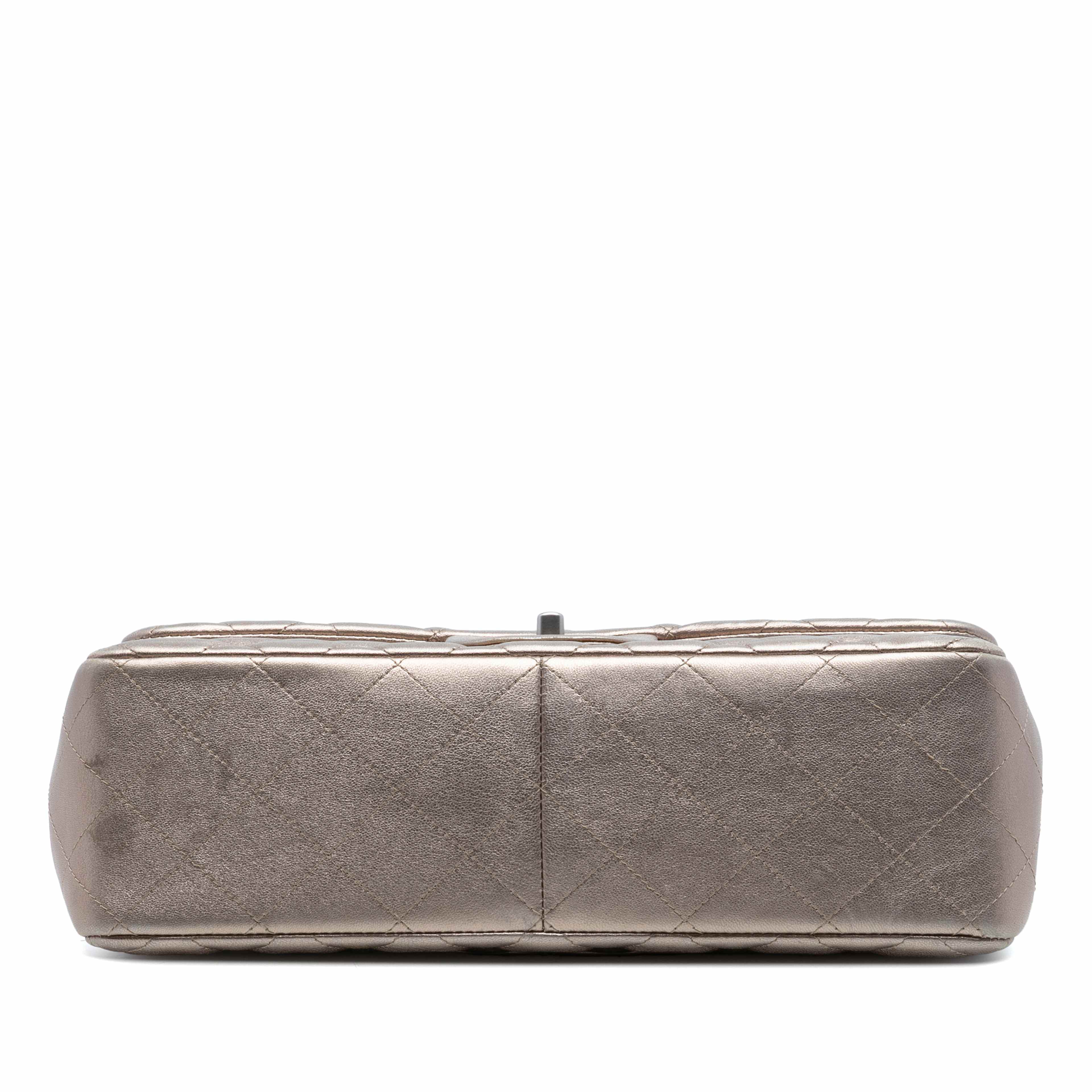 Chanel Jumbo Classic Metallic Lambskin Double Flap, från Luxclusif, i färgen taupe. Klicka för att öppna bilden i stort format