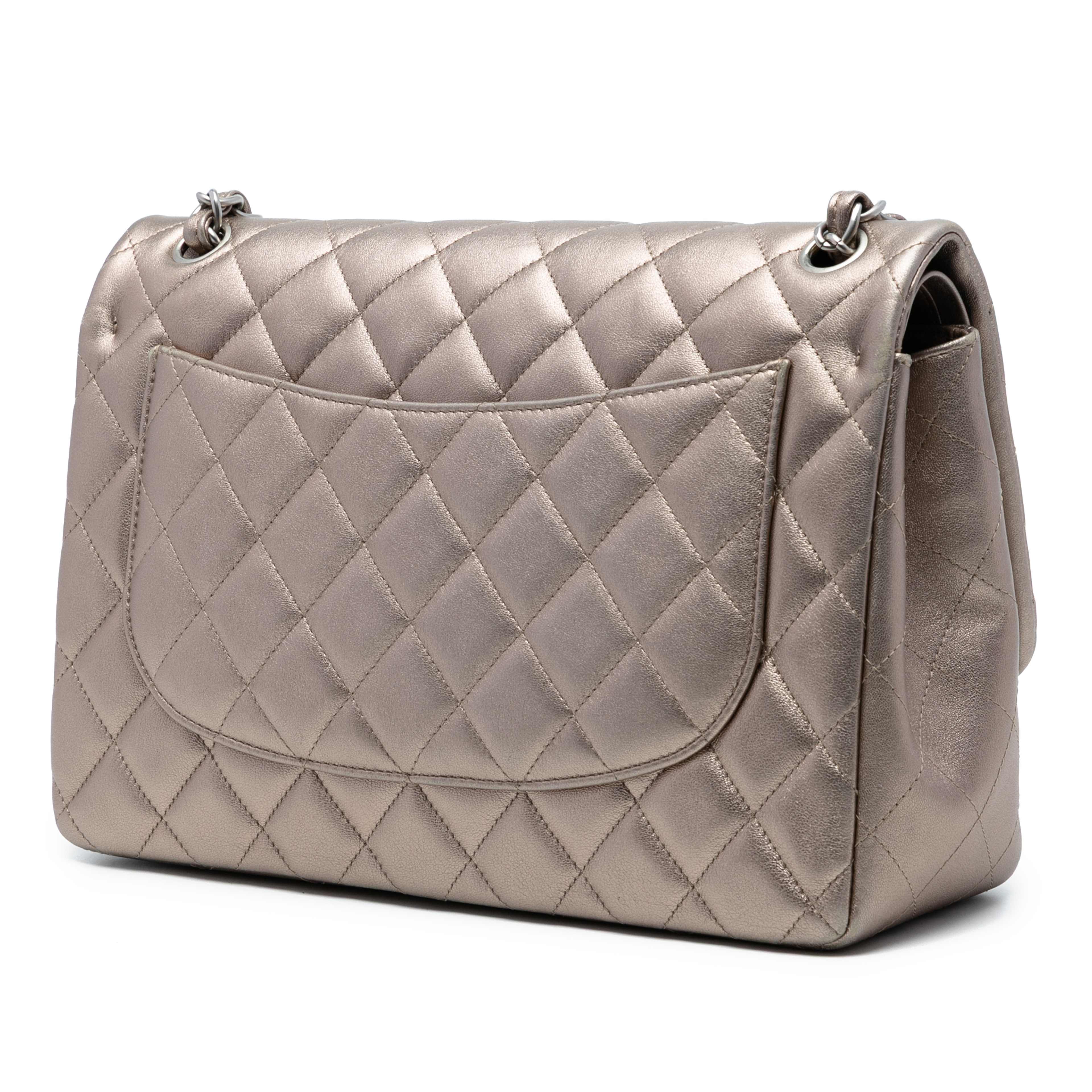 Chanel Jumbo Classic Metallic Lambskin Double Flap, från Luxclusif, i färgen taupe. Klicka för att öppna bilden i stort format