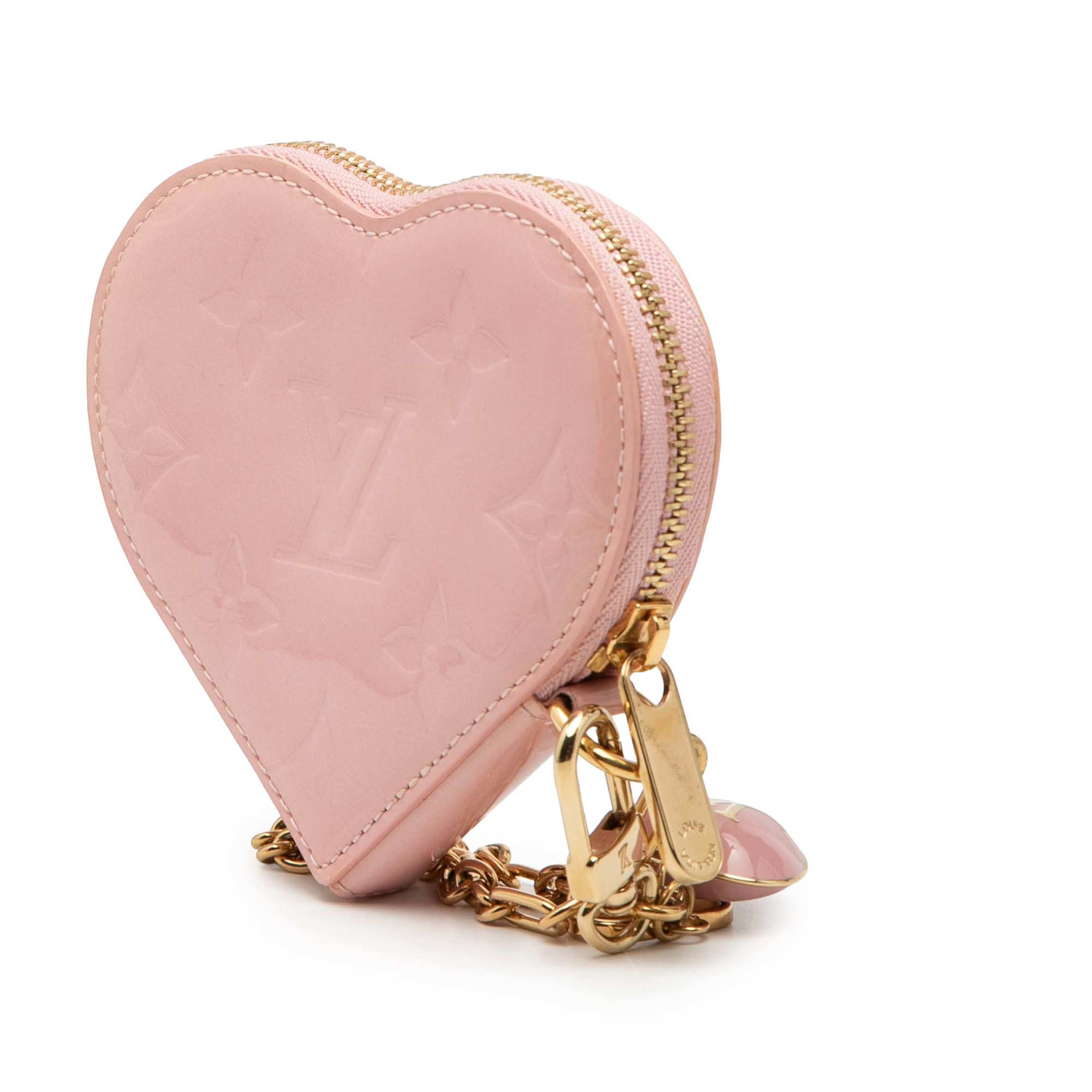 Louis Vuitton Monogram Vernis Heart Coin Purse, från Luxclusif, i färgen light pink. Klicka för att öppna bilden i stort format