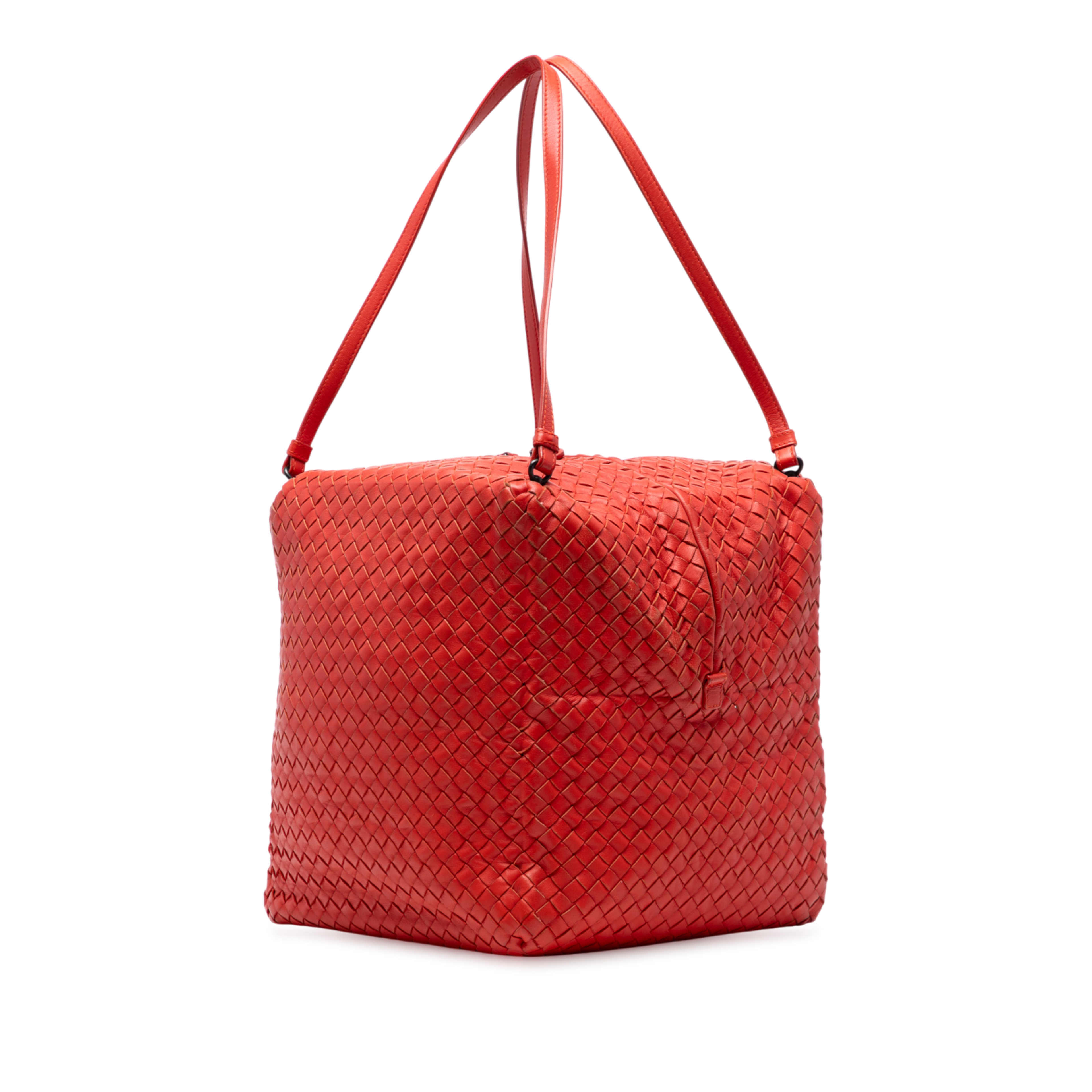Bottega Veneta Nappa Intrecciato Cube Shoulder Bag, från Luxclusif, i färgen red. Klicka för att öppna bilden i stort format