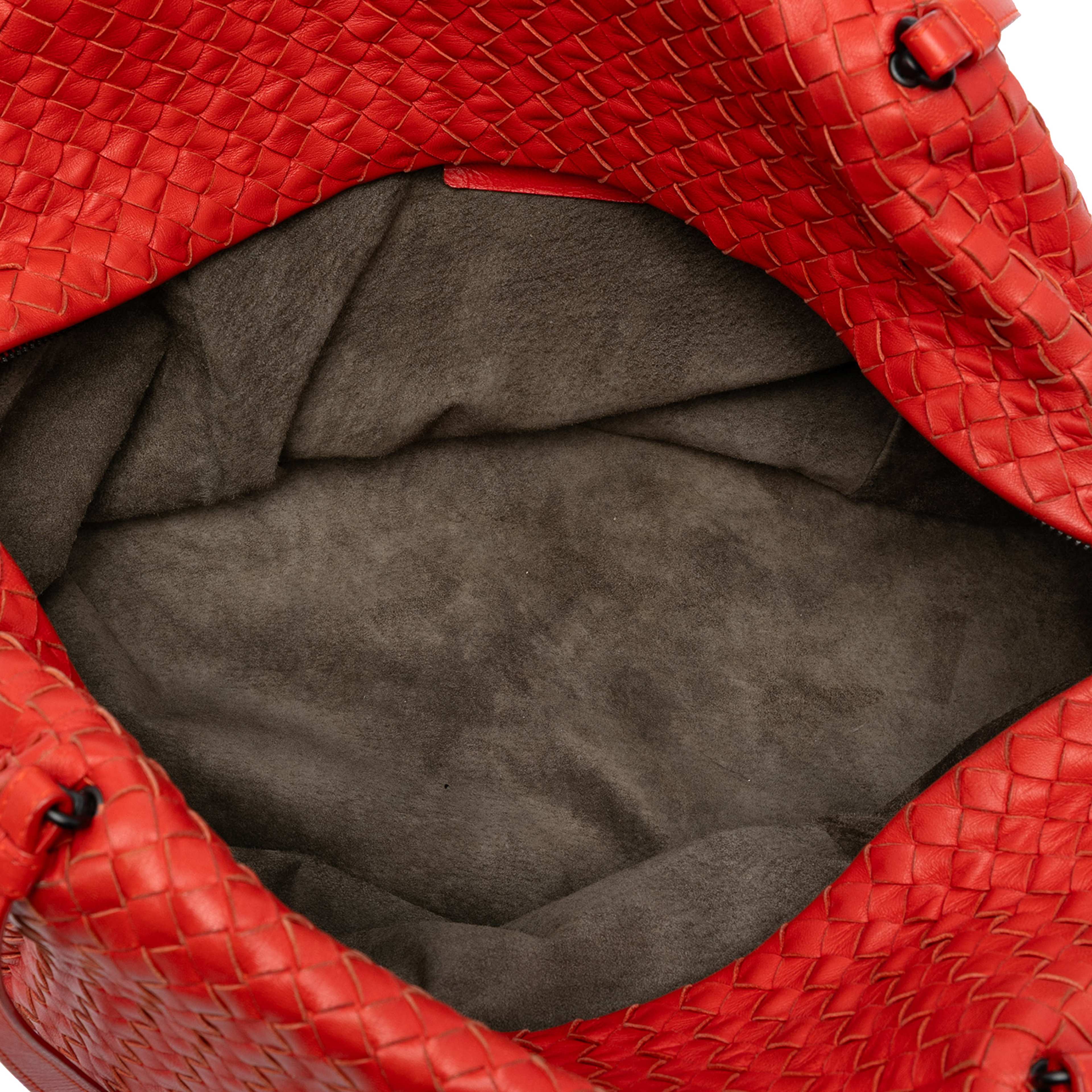 Bottega Veneta Nappa Intrecciato Cube Shoulder Bag, från Luxclusif, i färgen red. Klicka för att öppna bilden i stort format