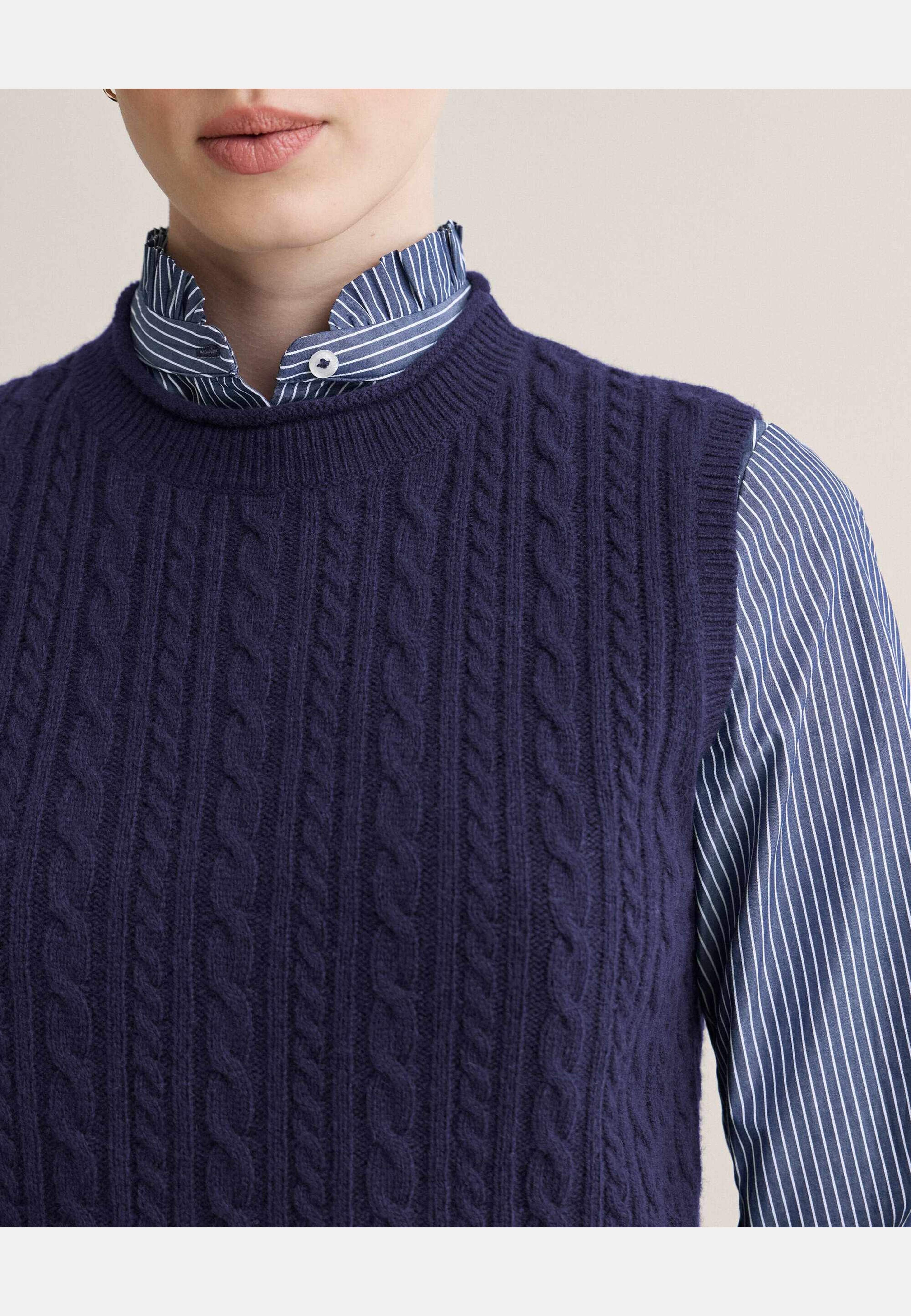 Norma Cable Waistcoat, från Newhouse, i färgen marinblå. Klicka för att öppna bilden i stort format