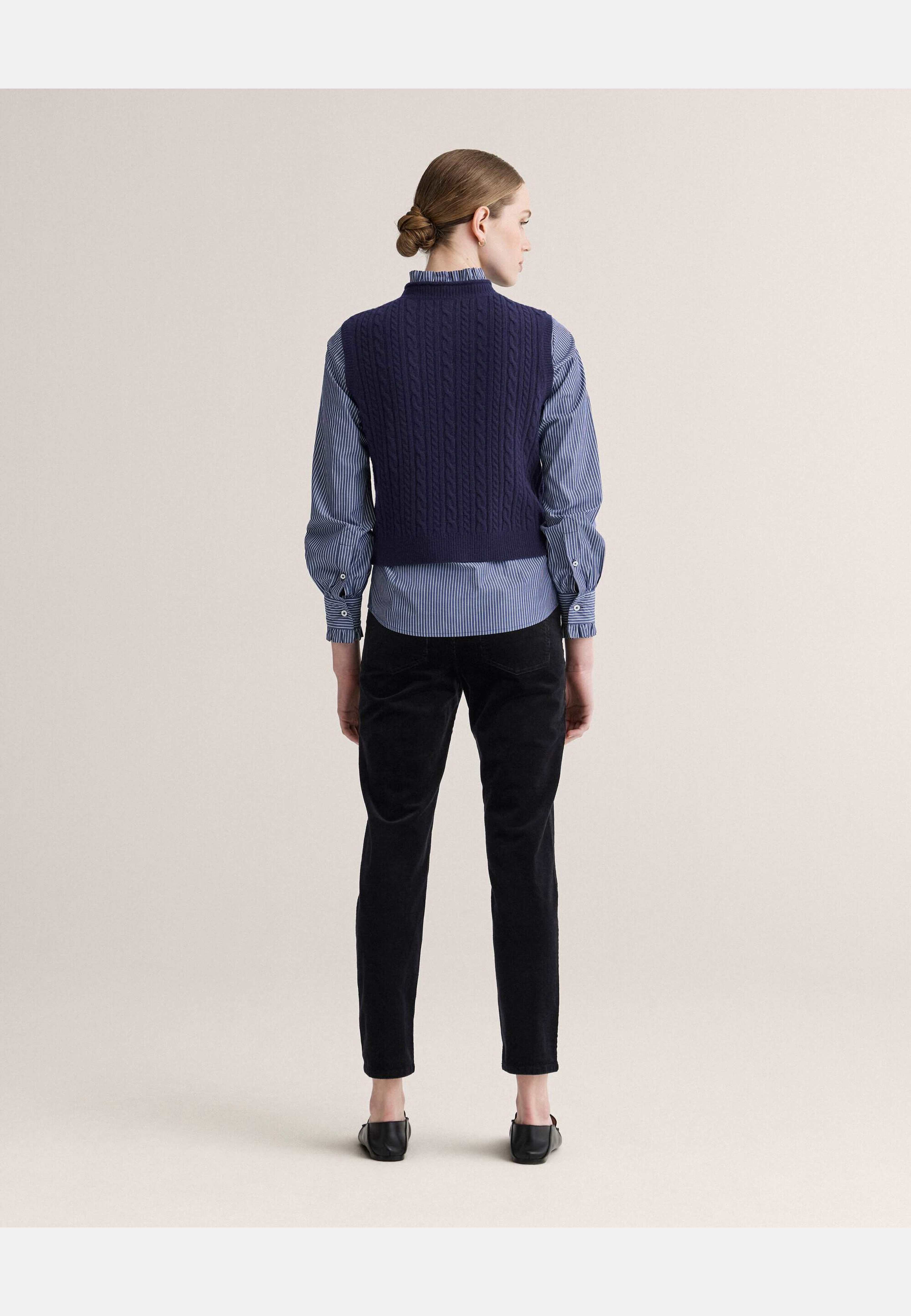 Norma Cable Waistcoat, från Newhouse, i färgen marinblå. Klicka för att öppna bilden i stort format
