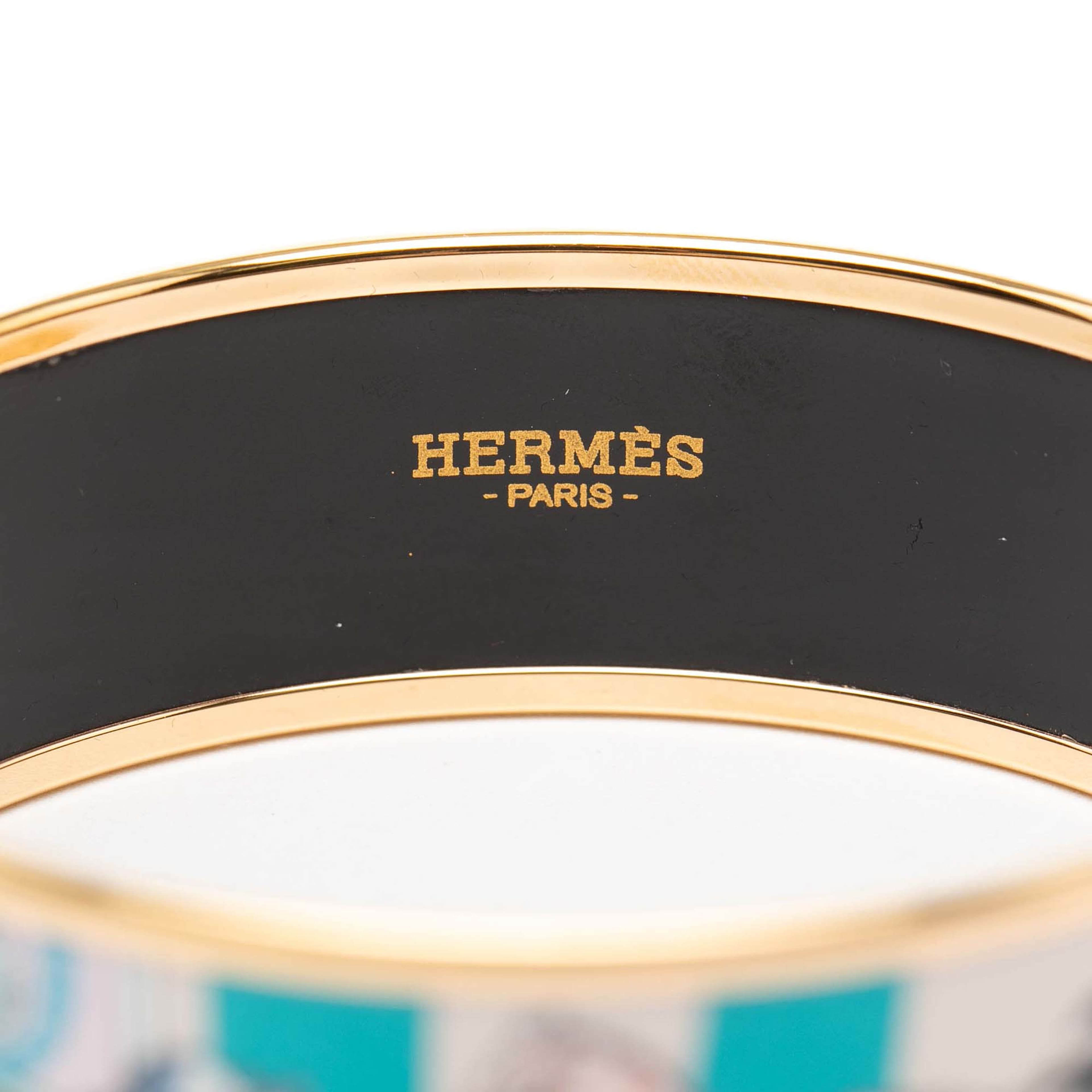 Hermès Wide Animapolis Enamel Bracelet 62, från Luxclusif, i färgen aqua. Klicka för att öppna bilden i stort format
