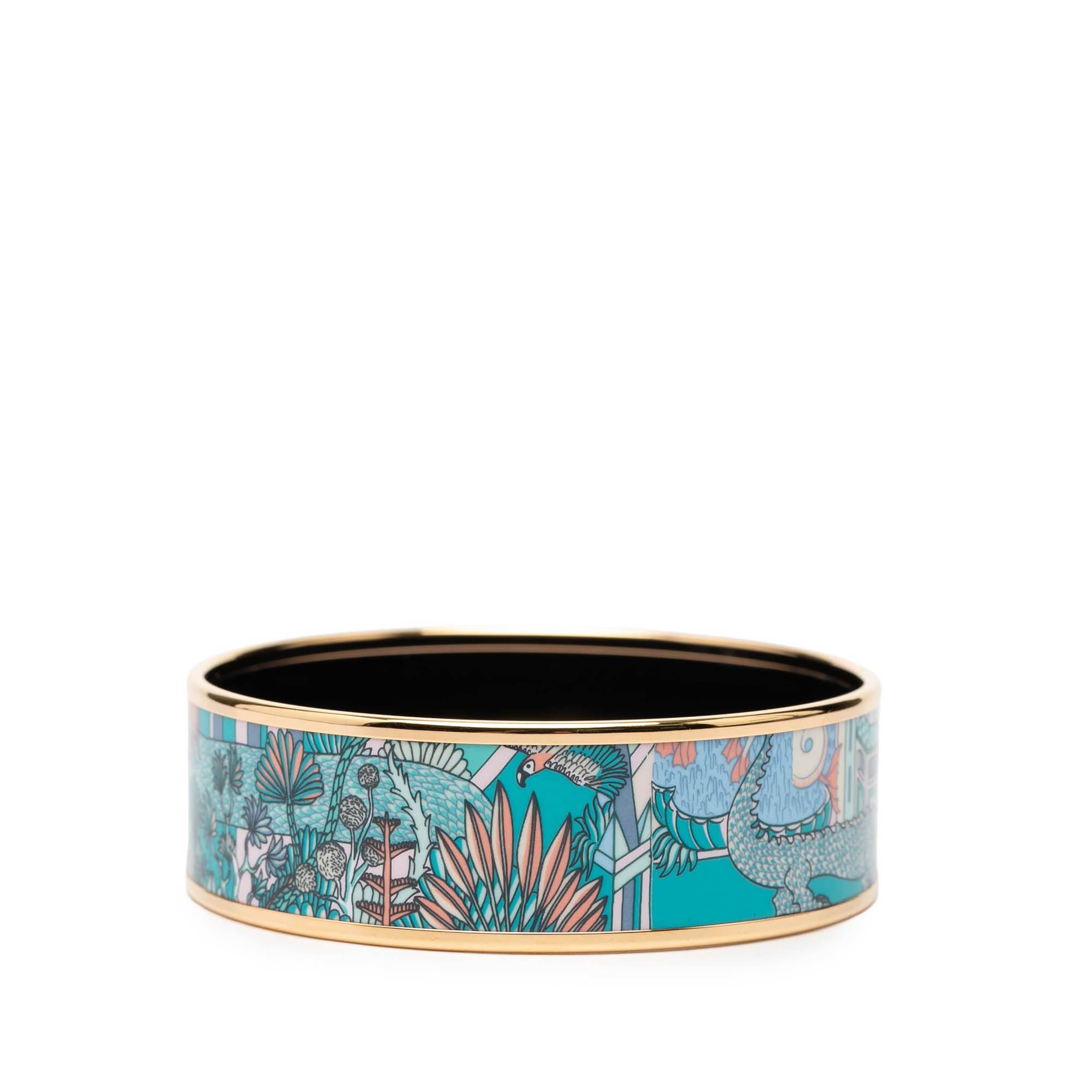 Hermès Wide Animapolis Enamel Bracelet 62, från Luxclusif, i färgen aqua. Klicka för att öppna bilden i stort format
