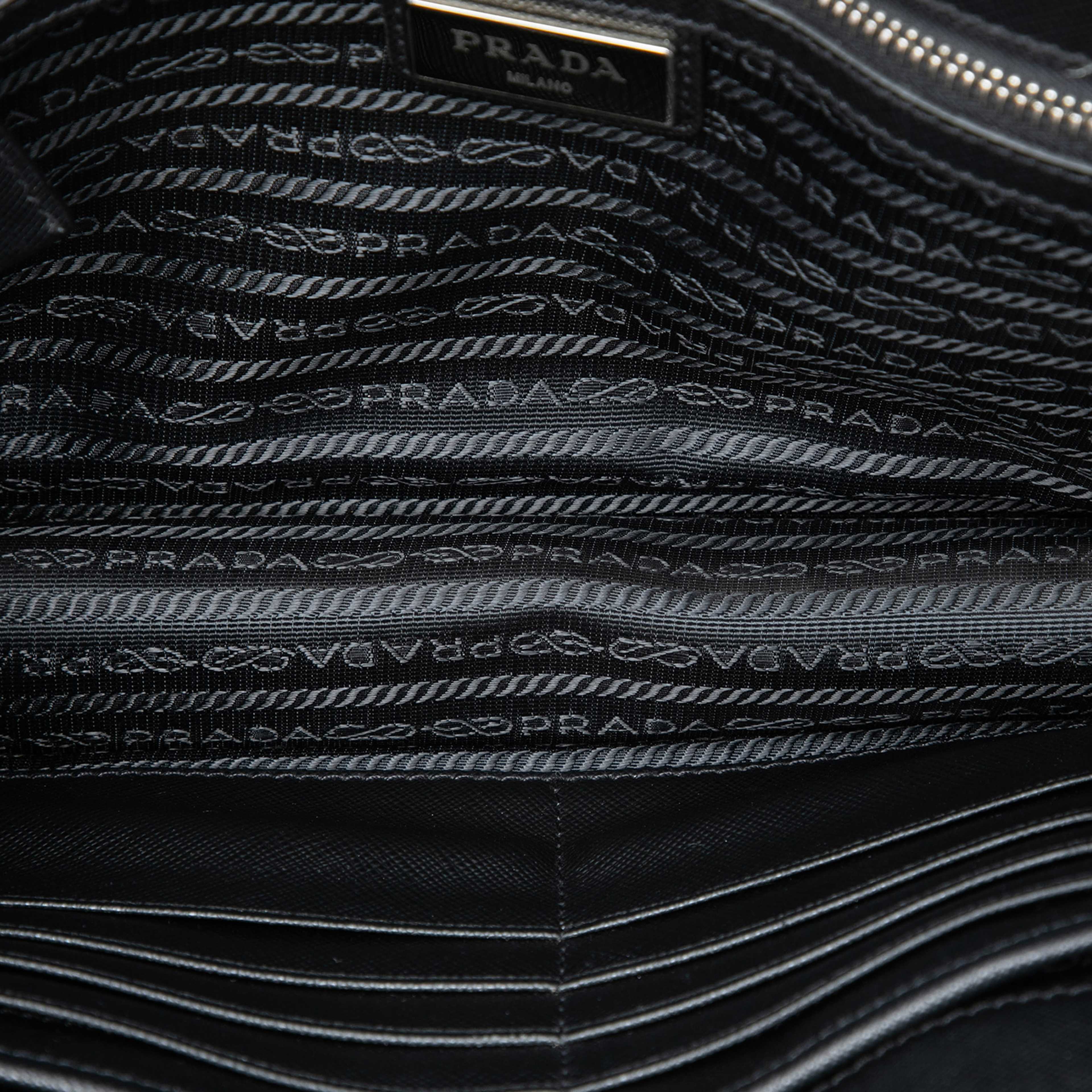 Prada Saffiano Clutch, från Luxclusif, i färgen blå. Klicka för att öppna bilden i stort format