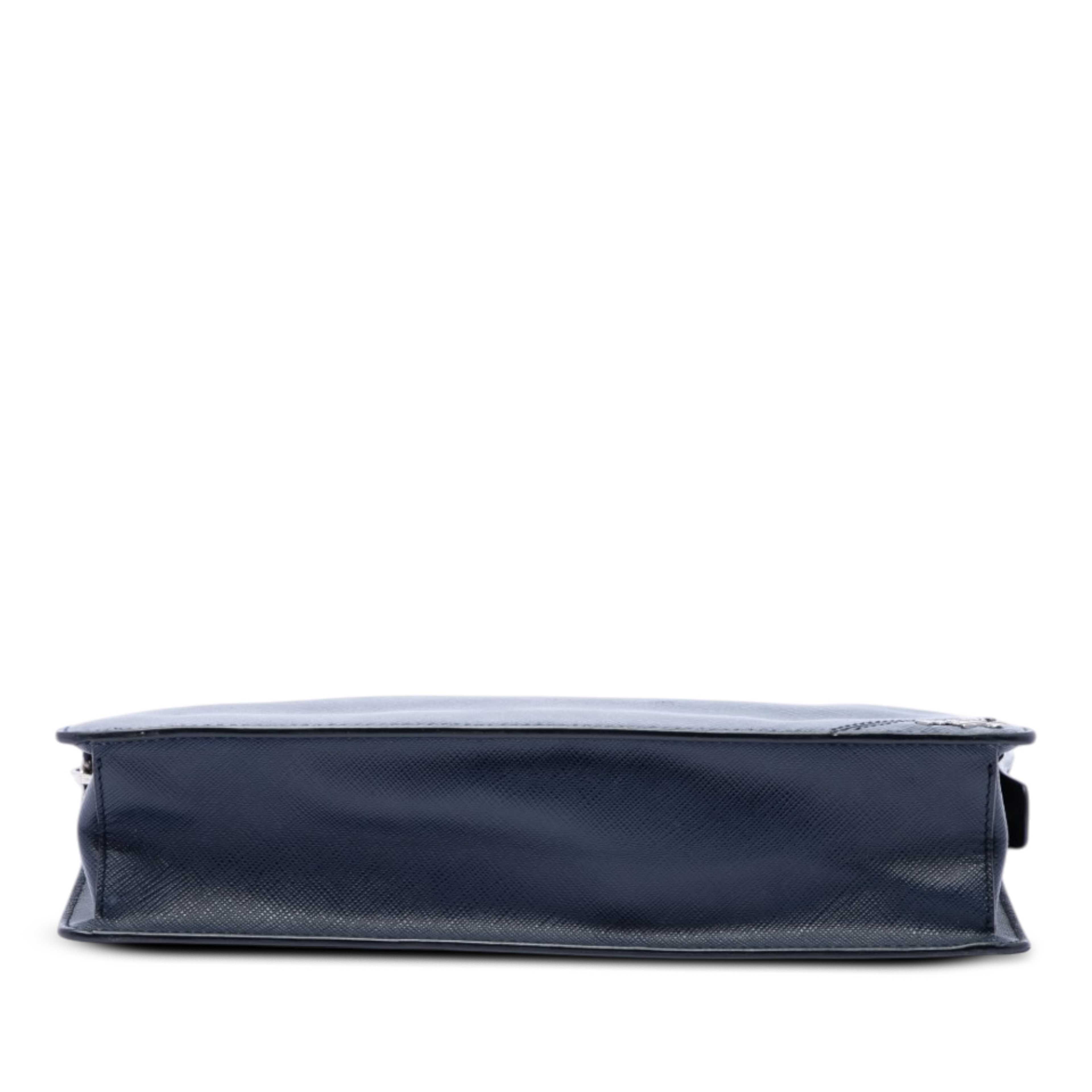 Prada Saffiano Clutch, från Luxclusif, i färgen blå. Klicka för att öppna bilden i stort format
