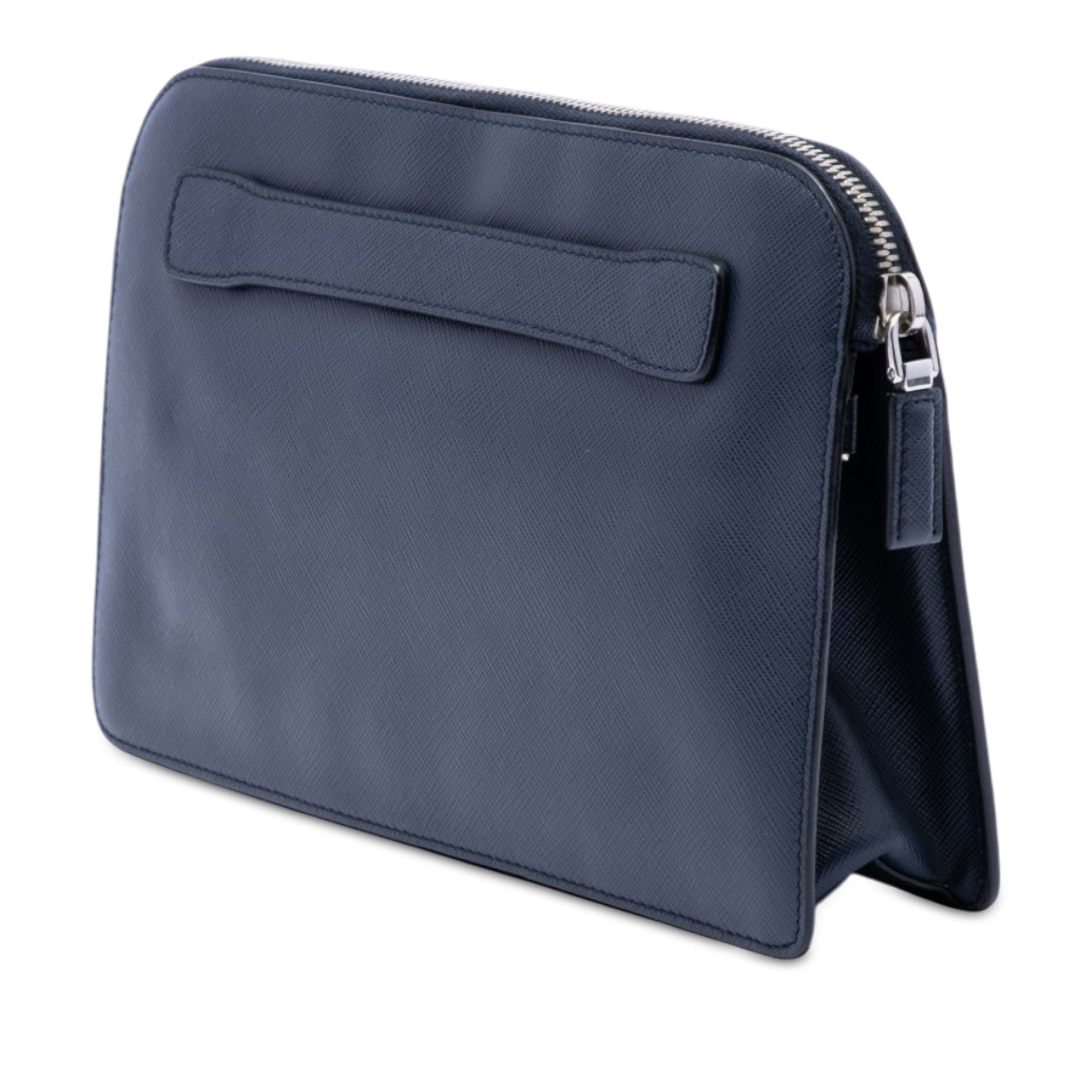 Prada Saffiano Clutch, från Luxclusif, i färgen blå. Klicka för att öppna bilden i stort format