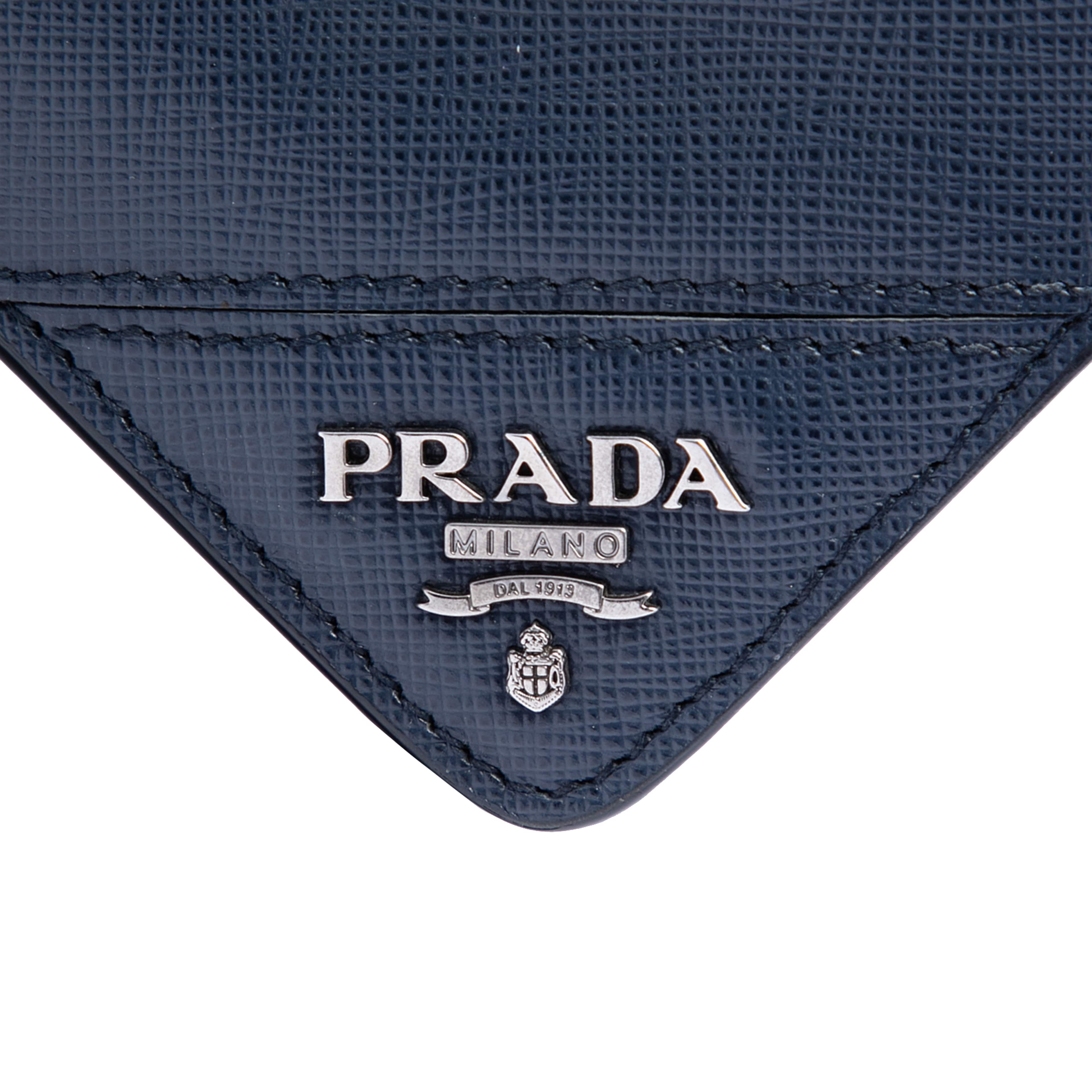 Prada Saffiano Clutch, från Luxclusif, i färgen blå. Klicka för att öppna bilden i stort format