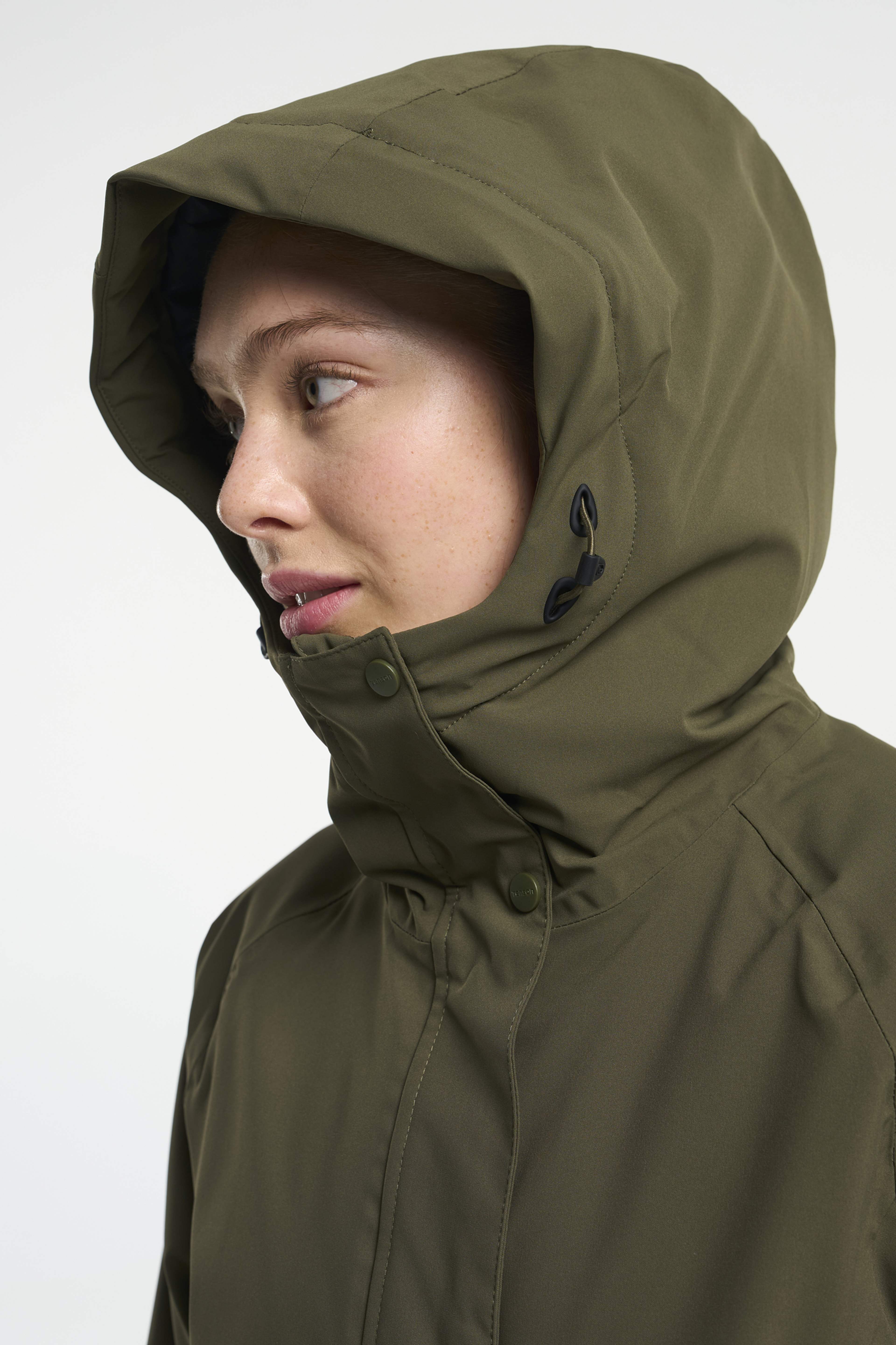 Trudy Parka Women, från Tenson, i färgen olivgrön. Klicka för att öppna bilden i stort format