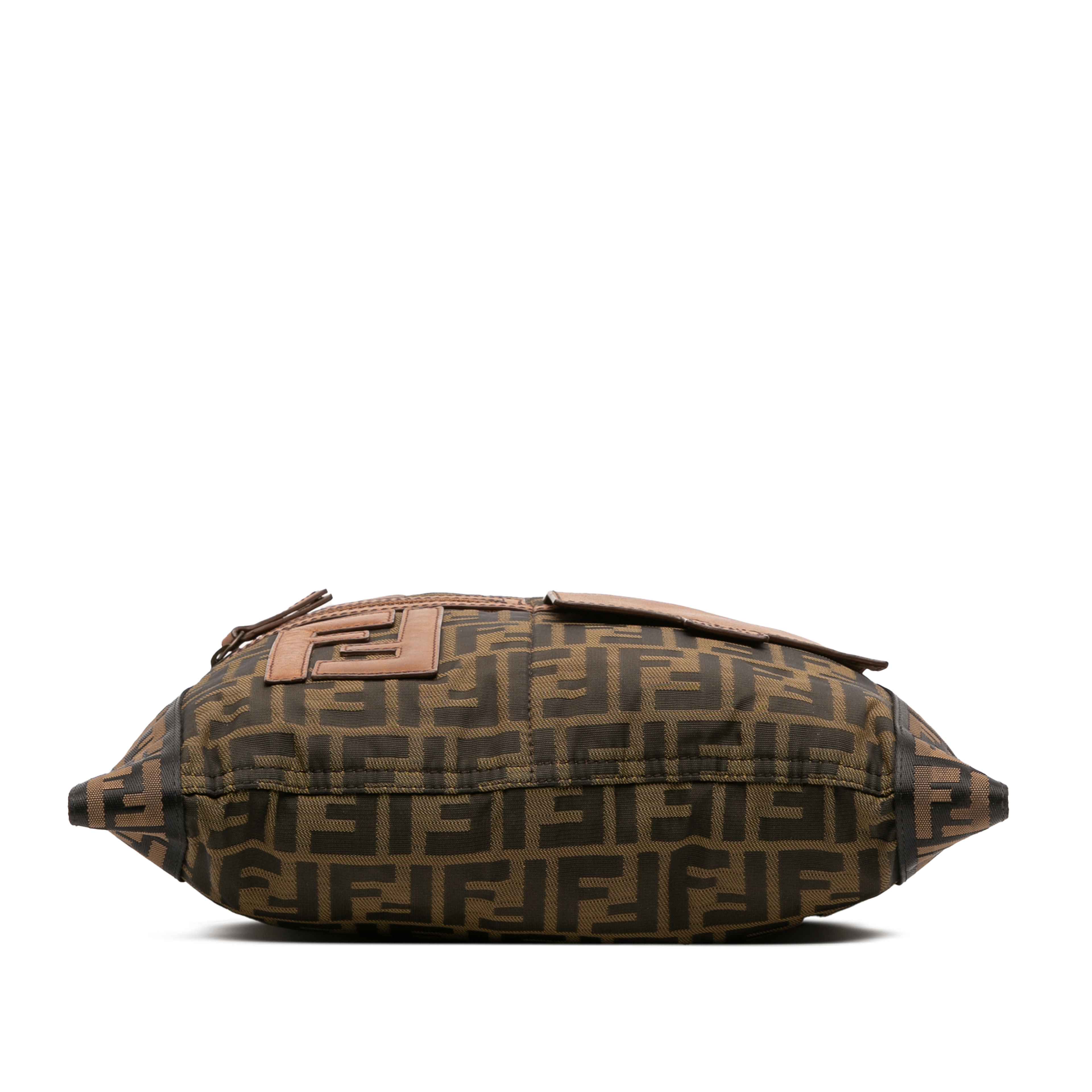 Fendi Zucca Canvas Ff Flat Messenger Bag, från Luxclusif, i färgen brown. Klicka för att öppna bilden i stort format