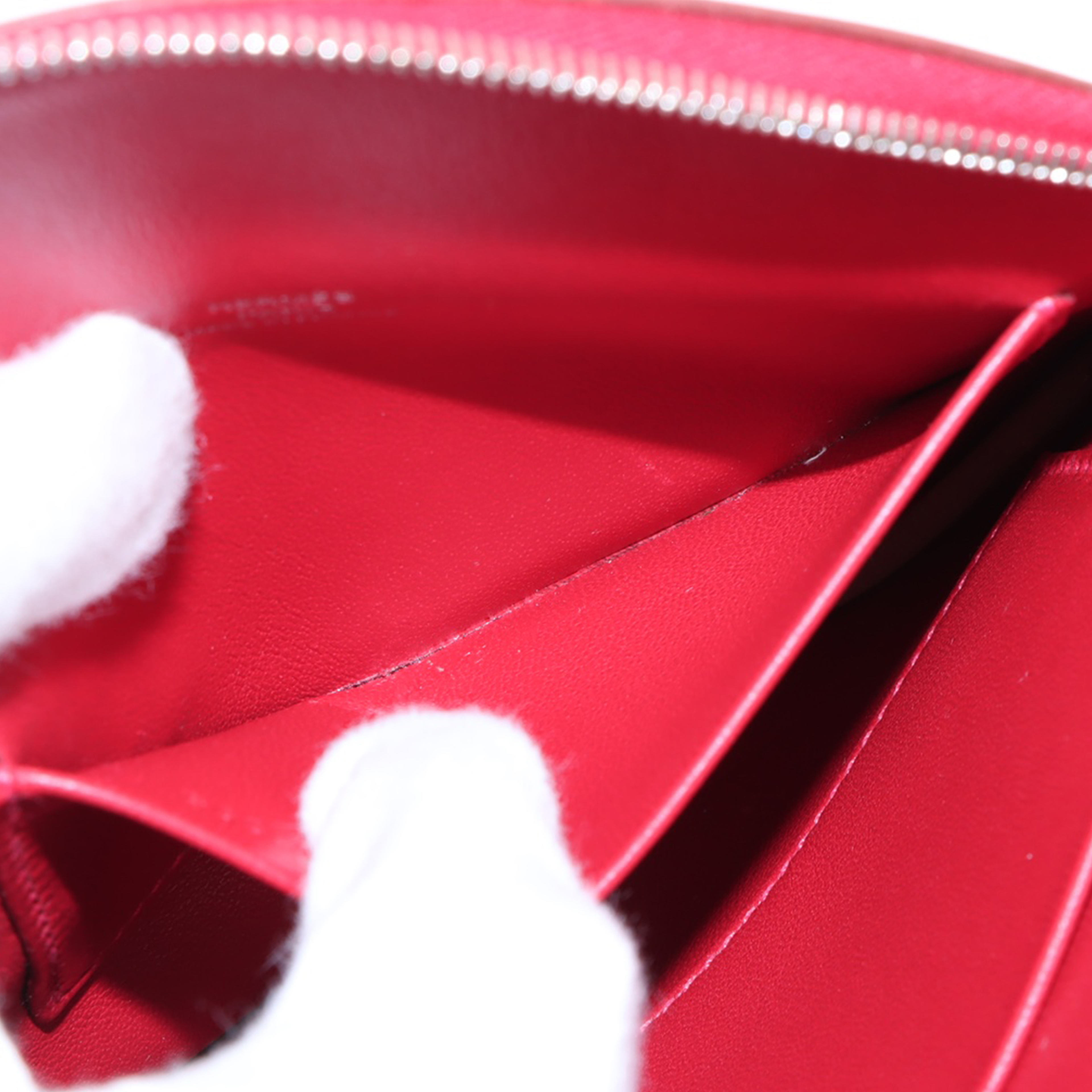 Hermès Tadelakt Tutti Frutti Pommes Clutch, från Luxclusif, i färgen red. Klicka för att öppna bilden i stort format
