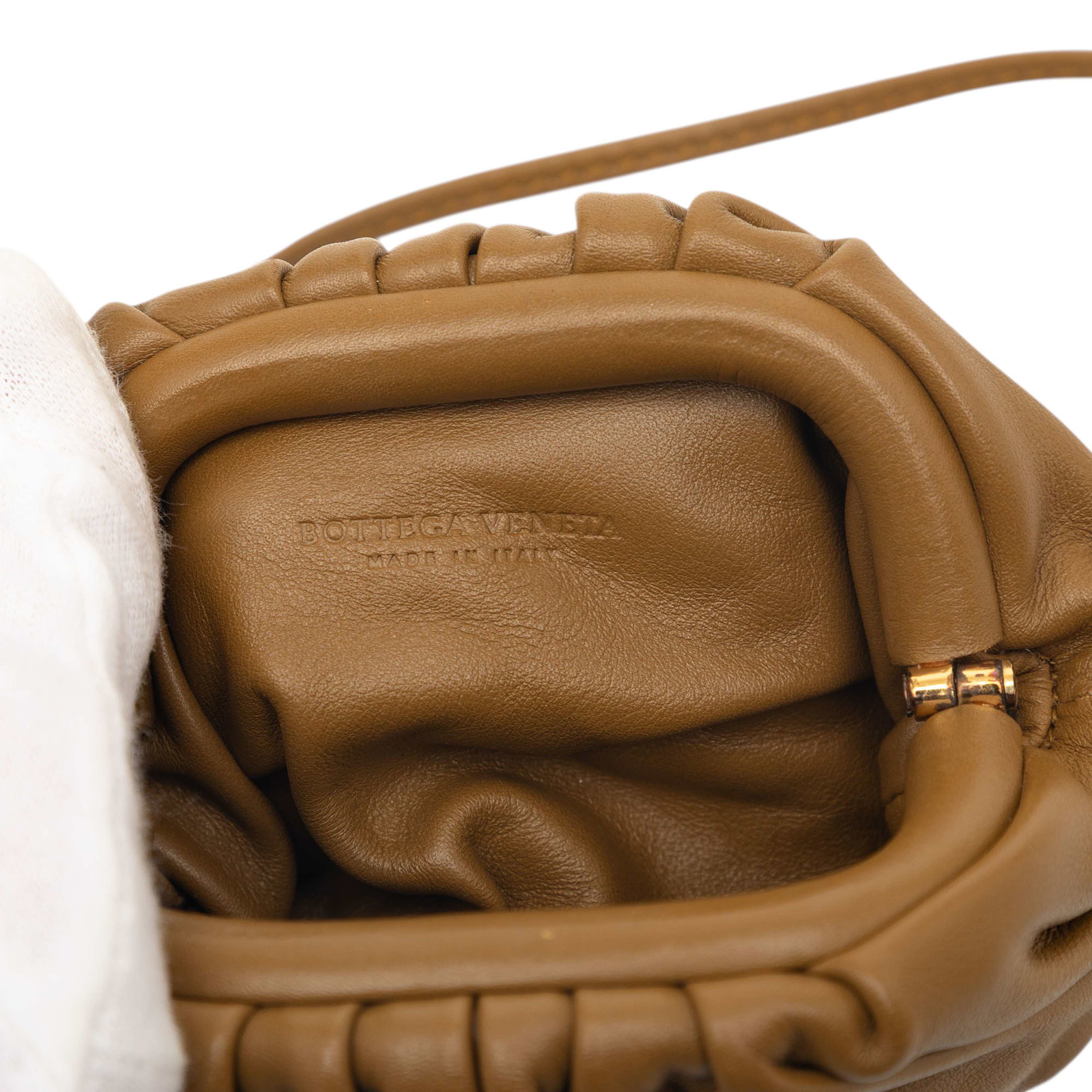 Bottega Veneta Lambskin The Extra Mini Pouch Crossbody, från Luxclusif, i färgen brown. Klicka för att öppna bilden i stort format