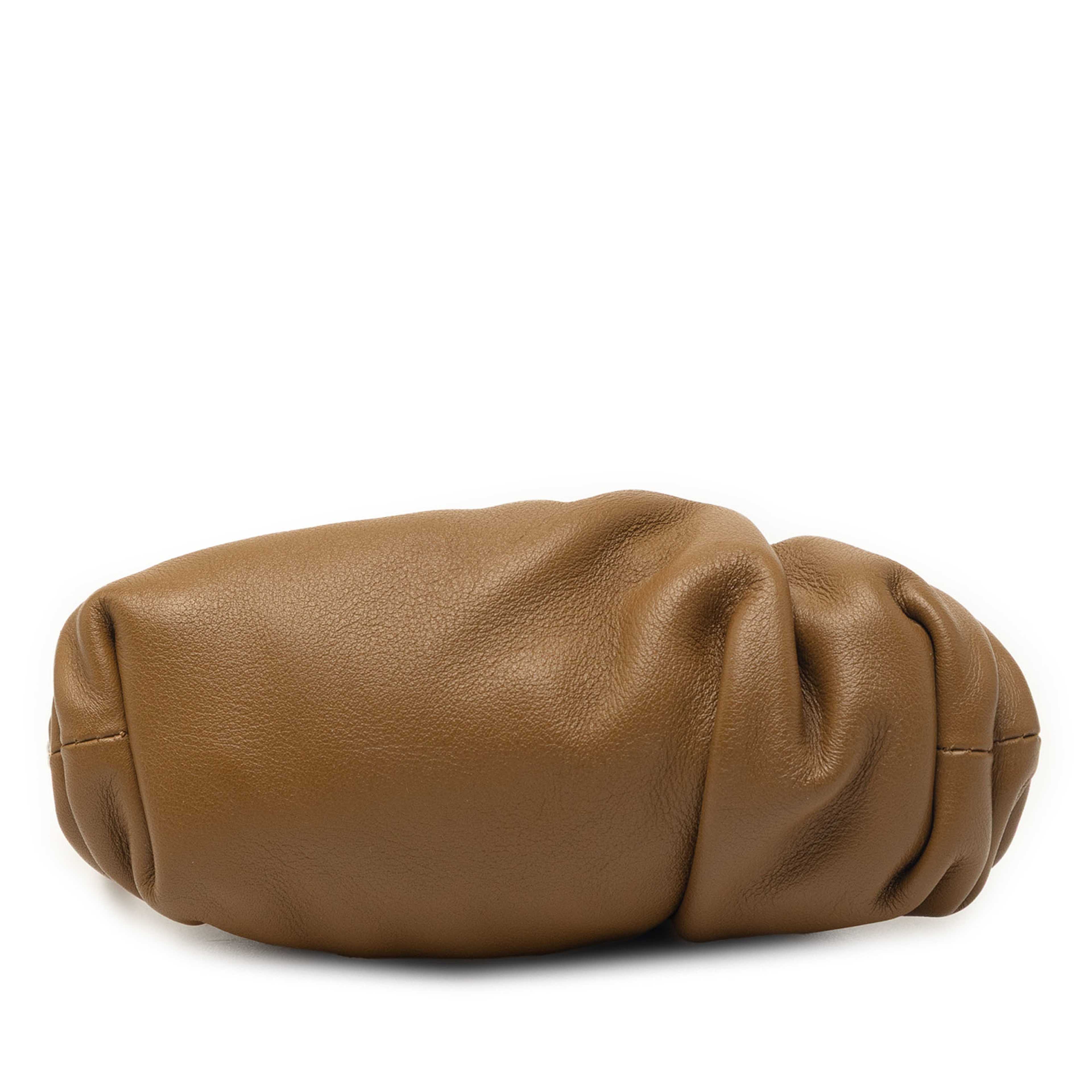 Bottega Veneta Lambskin The Extra Mini Pouch Crossbody, från Luxclusif, i färgen brown. Klicka för att öppna bilden i stort format