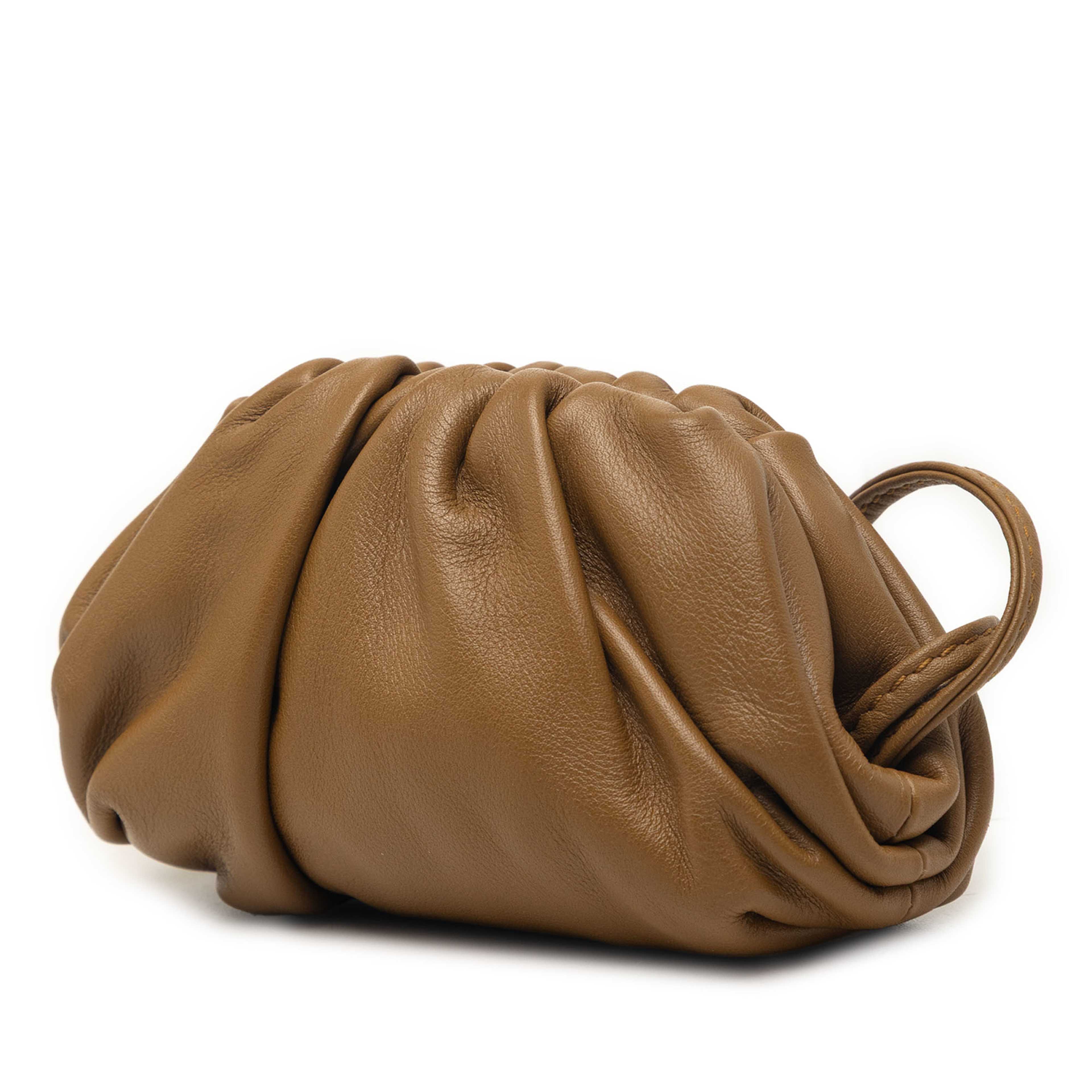 Bottega Veneta Lambskin The Extra Mini Pouch Crossbody, från Luxclusif, i färgen brown. Klicka för att öppna bilden i stort format