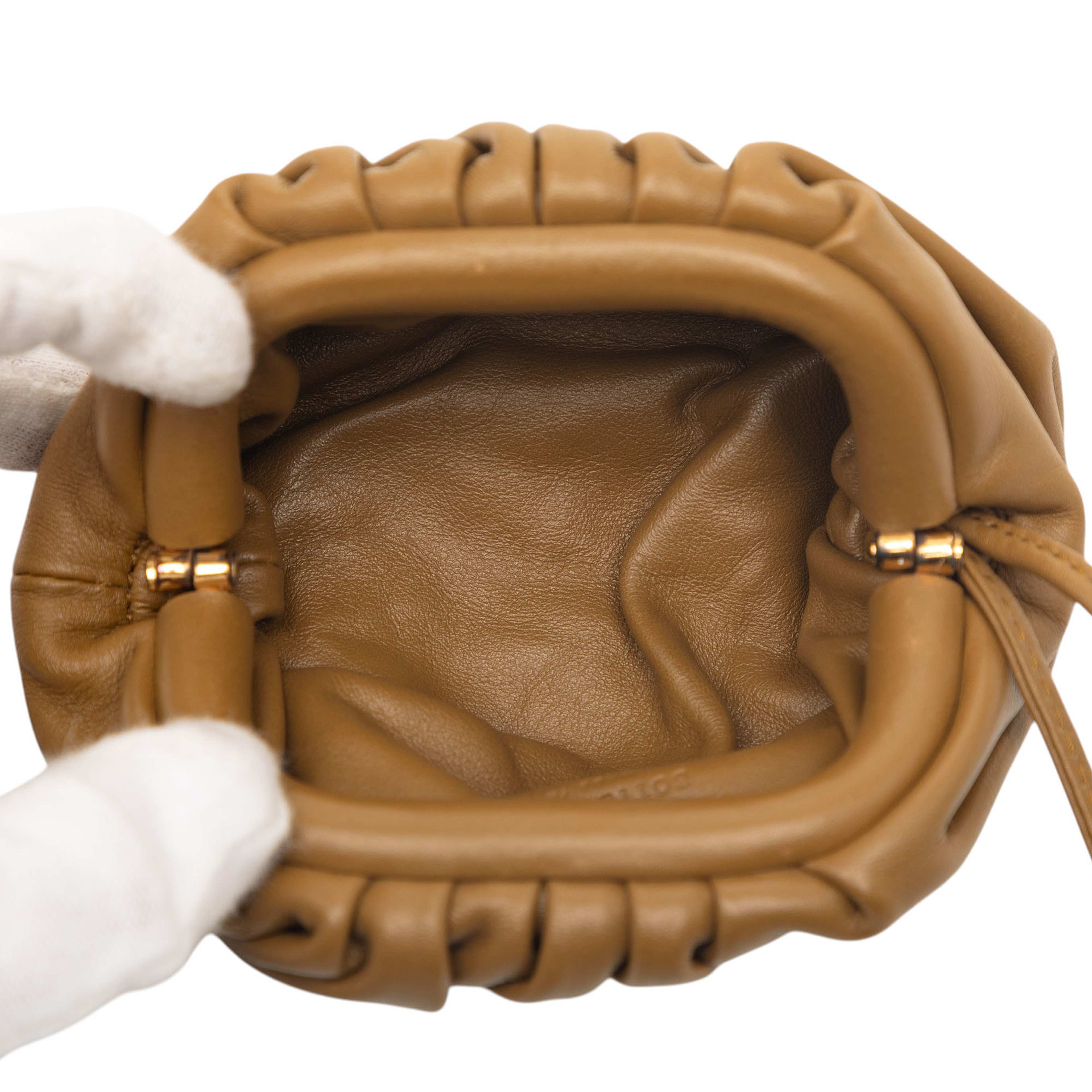 Bottega Veneta Lambskin The Extra Mini Pouch Crossbody, från Luxclusif, i färgen brown. Klicka för att öppna bilden i stort format