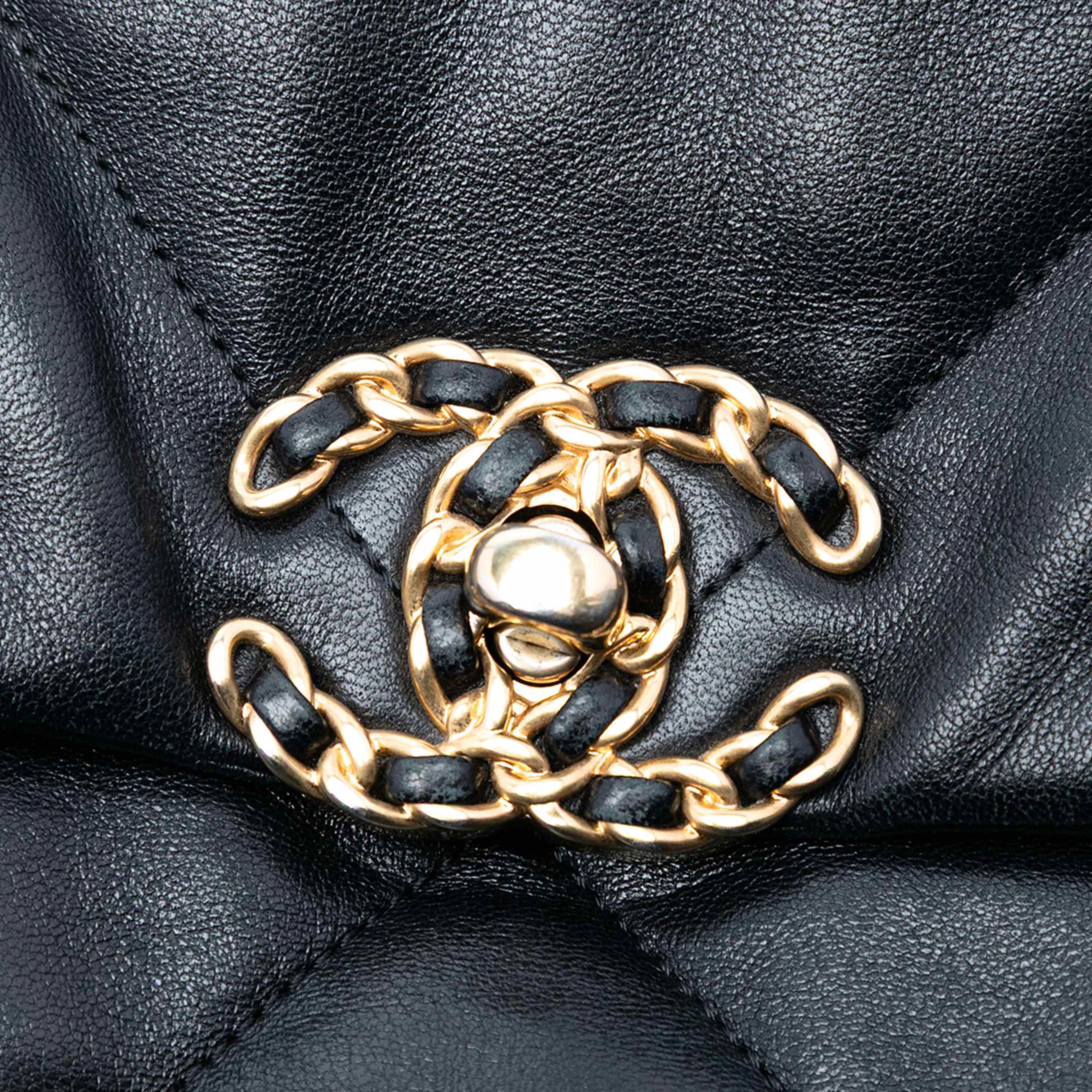 Chanel Maxi Lambskin 19 Flap, från Luxclusif, i färgen black. Klicka för att öppna bilden i stort format