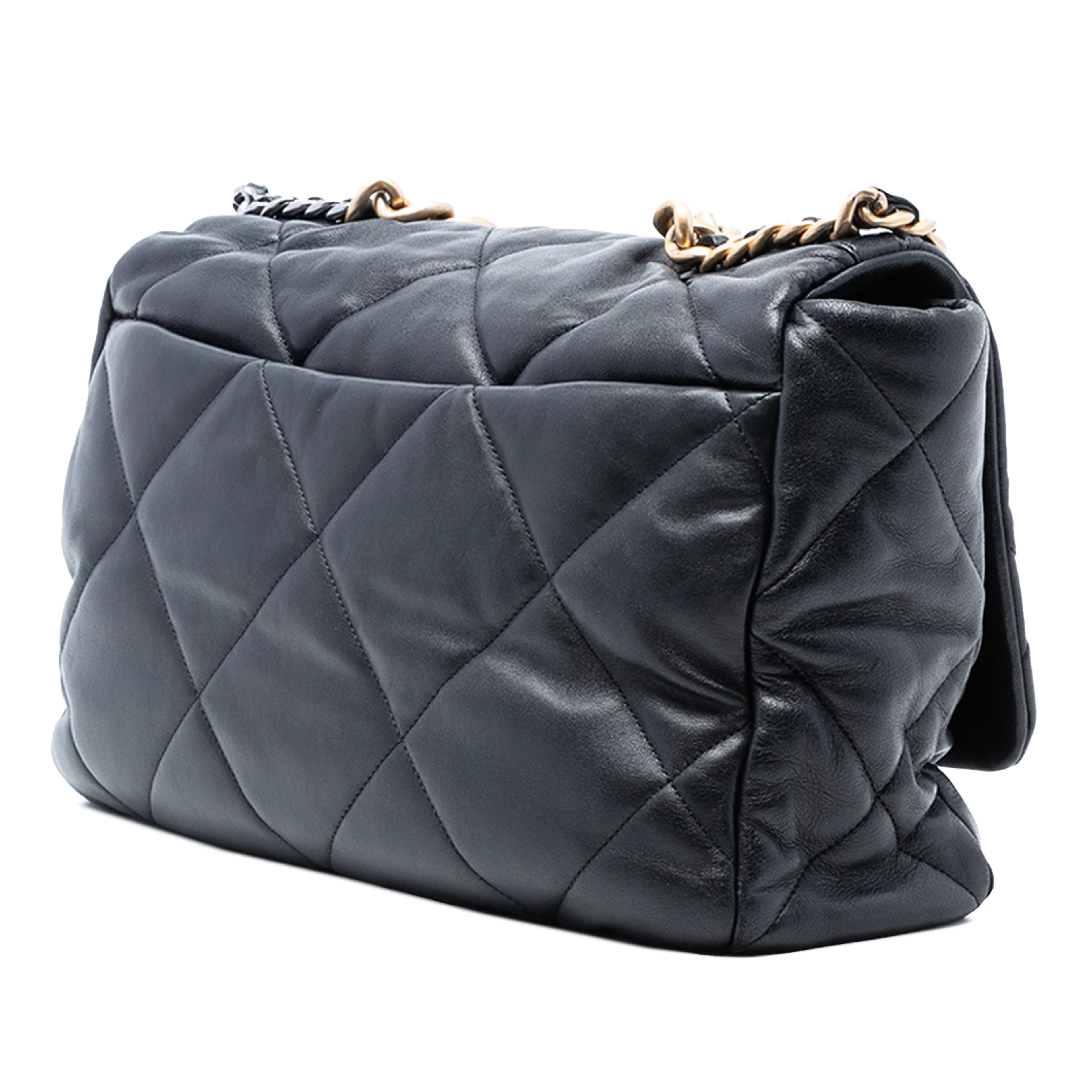 Chanel Maxi Lambskin 19 Flap, från Luxclusif, i färgen black. Klicka för att öppna bilden i stort format