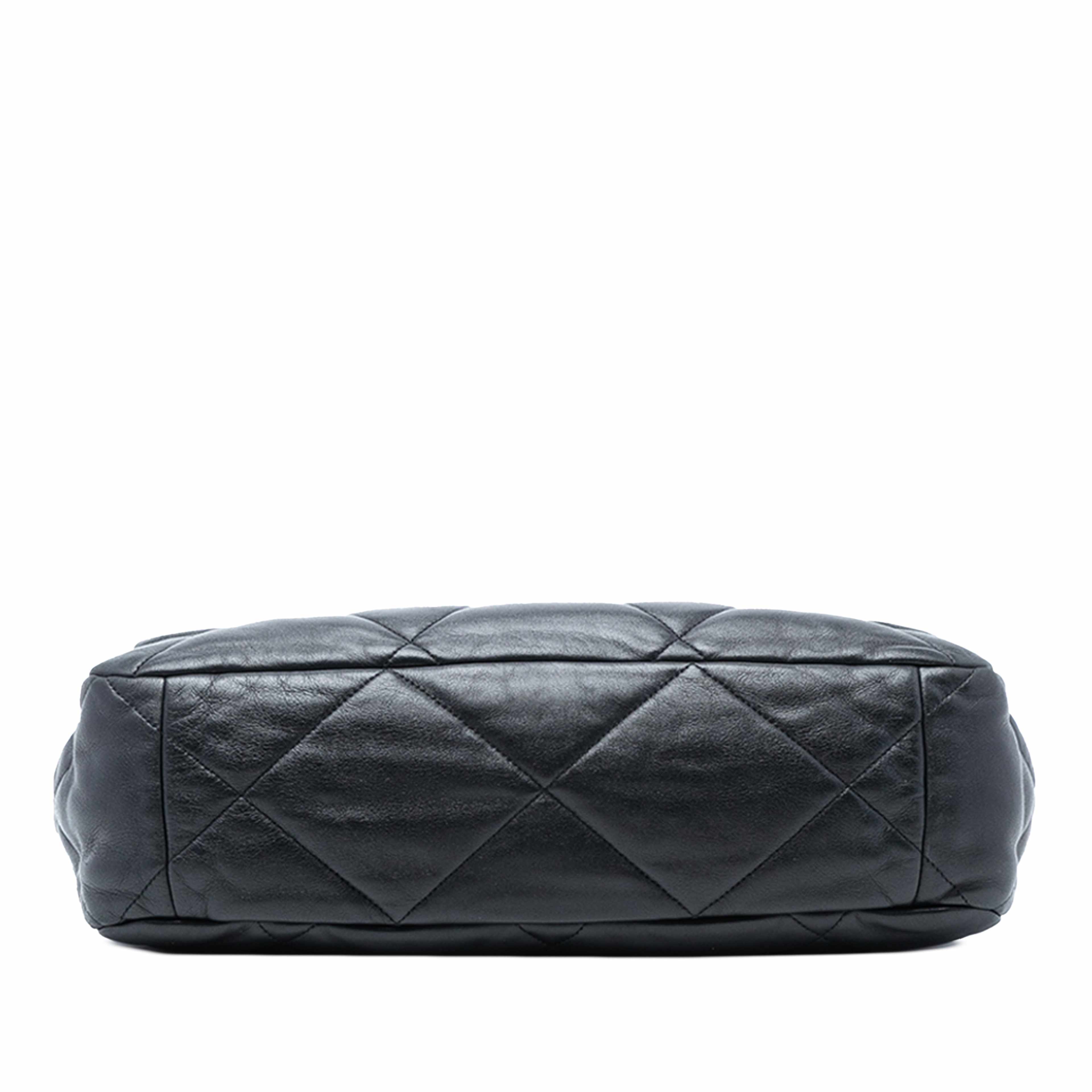 Chanel Maxi Lambskin 19 Flap, från Luxclusif, i färgen black. Klicka för att öppna bilden i stort format