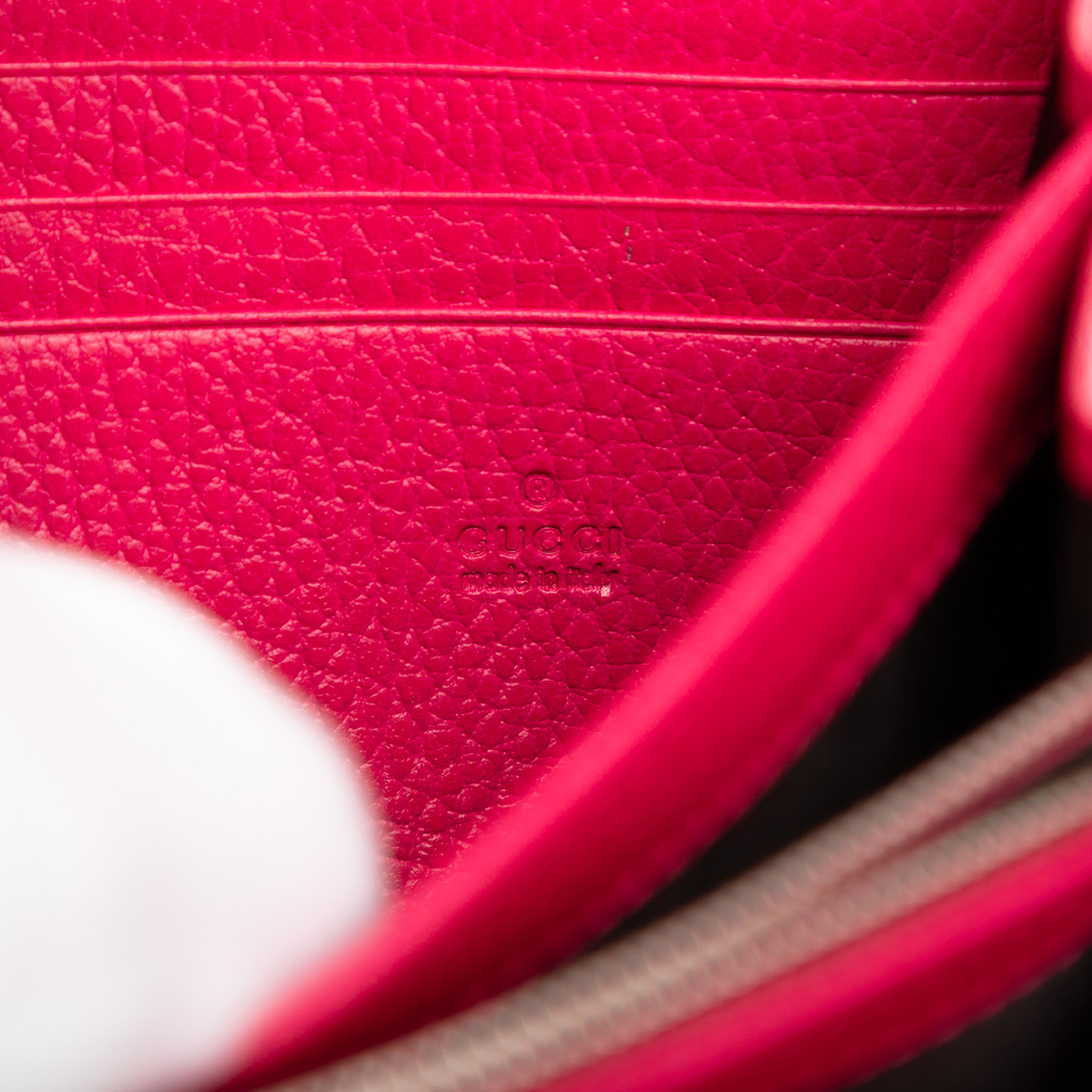 Gucci Calfskin Dionysus Wallet On Chain, från Luxclusif, i färgen strawberry. Klicka för att öppna bilden i stort format