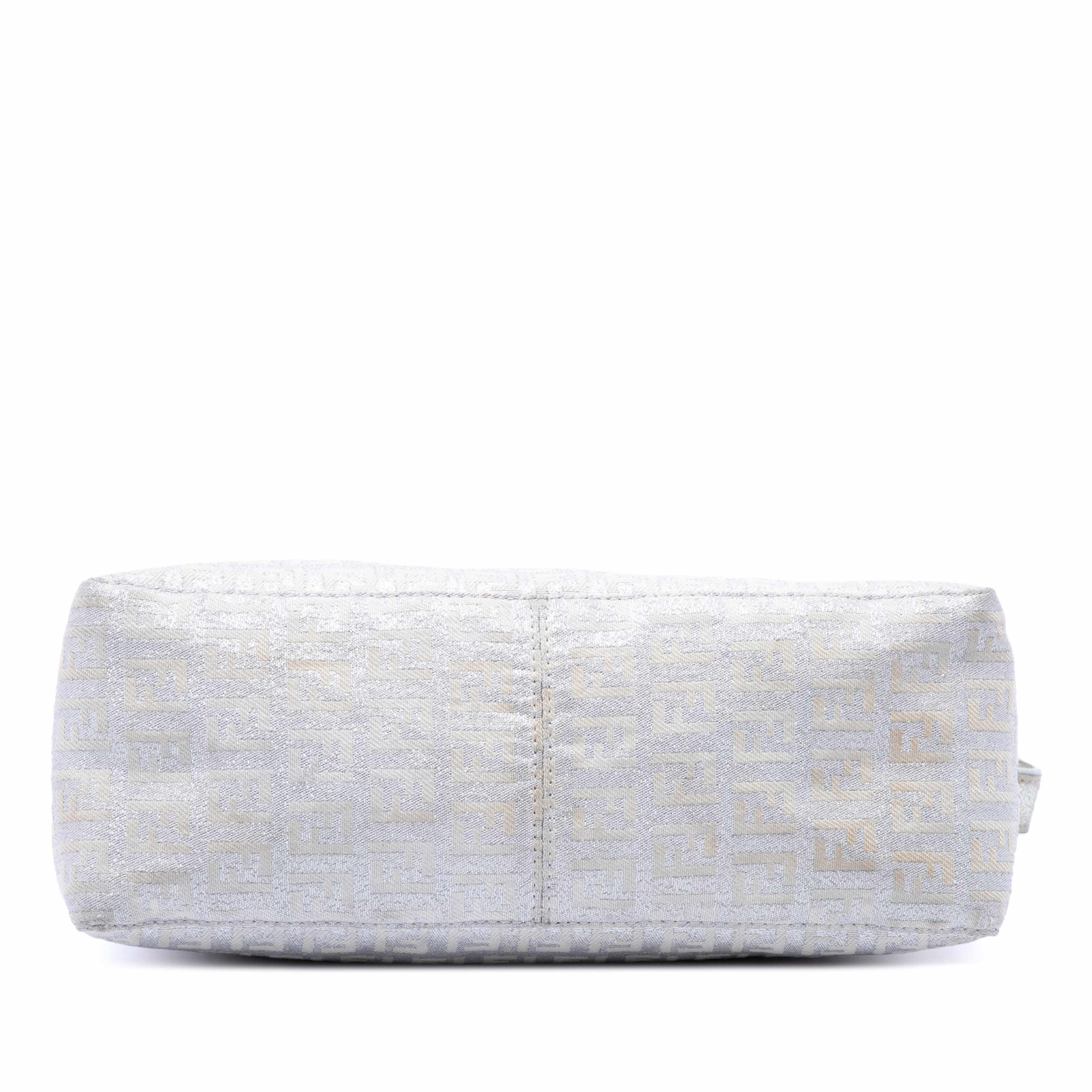 Fendi Zucchino Metallic Canvas Pochette, från Luxclusif, i färgen silver. Klicka för att öppna bilden i stort format