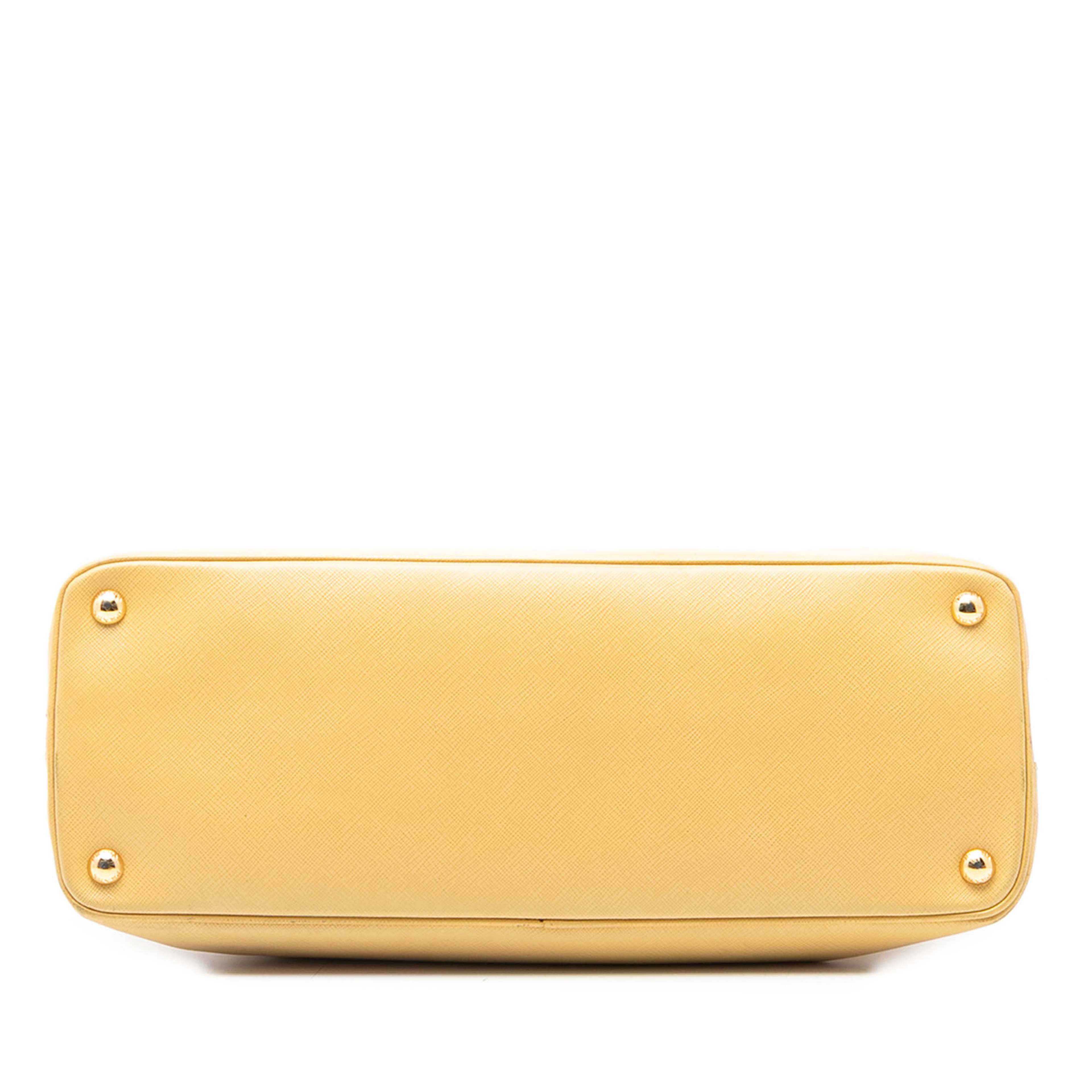 Prada Large Saffiano Lux Promenade Satchel, från Luxclusif, i färgen yellow. Klicka för att öppna bilden i stort format