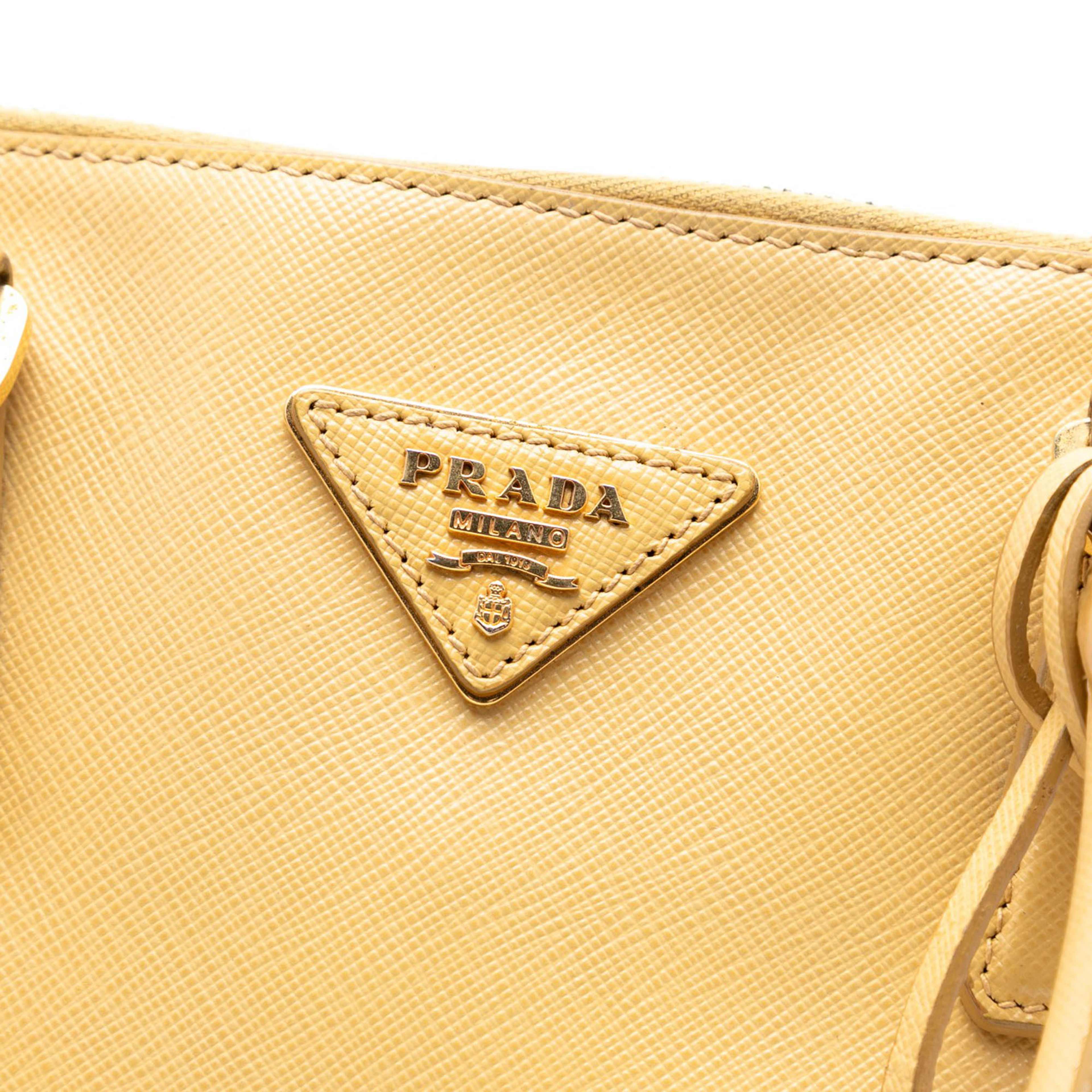 Prada Large Saffiano Lux Promenade Satchel, från Luxclusif, i färgen yellow. Klicka för att öppna bilden i stort format