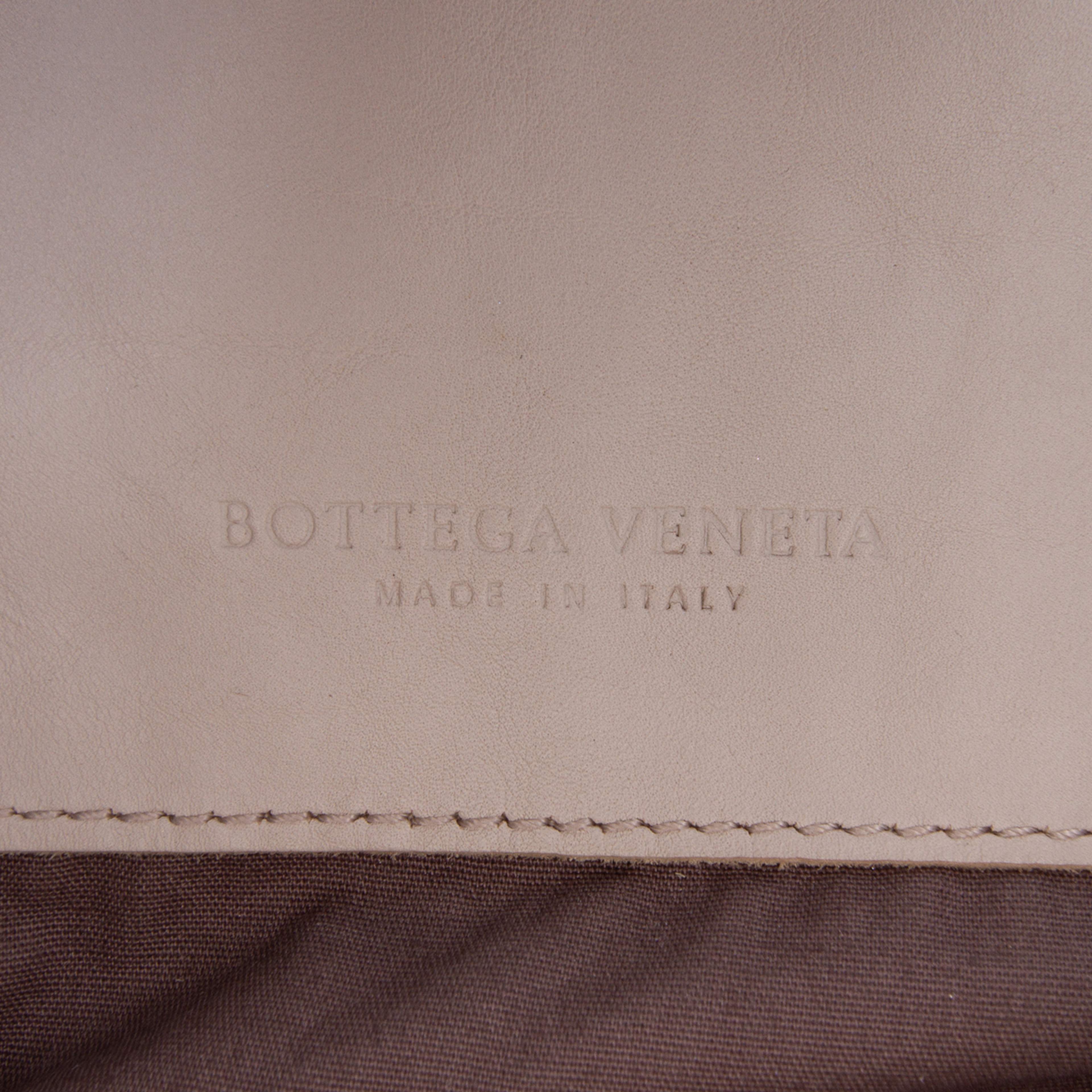 Bottega Veneta Leather Intrecciato Side Zip Tote, från Luxclusif, i färgen light beige. Klicka för att öppna bilden i stort format