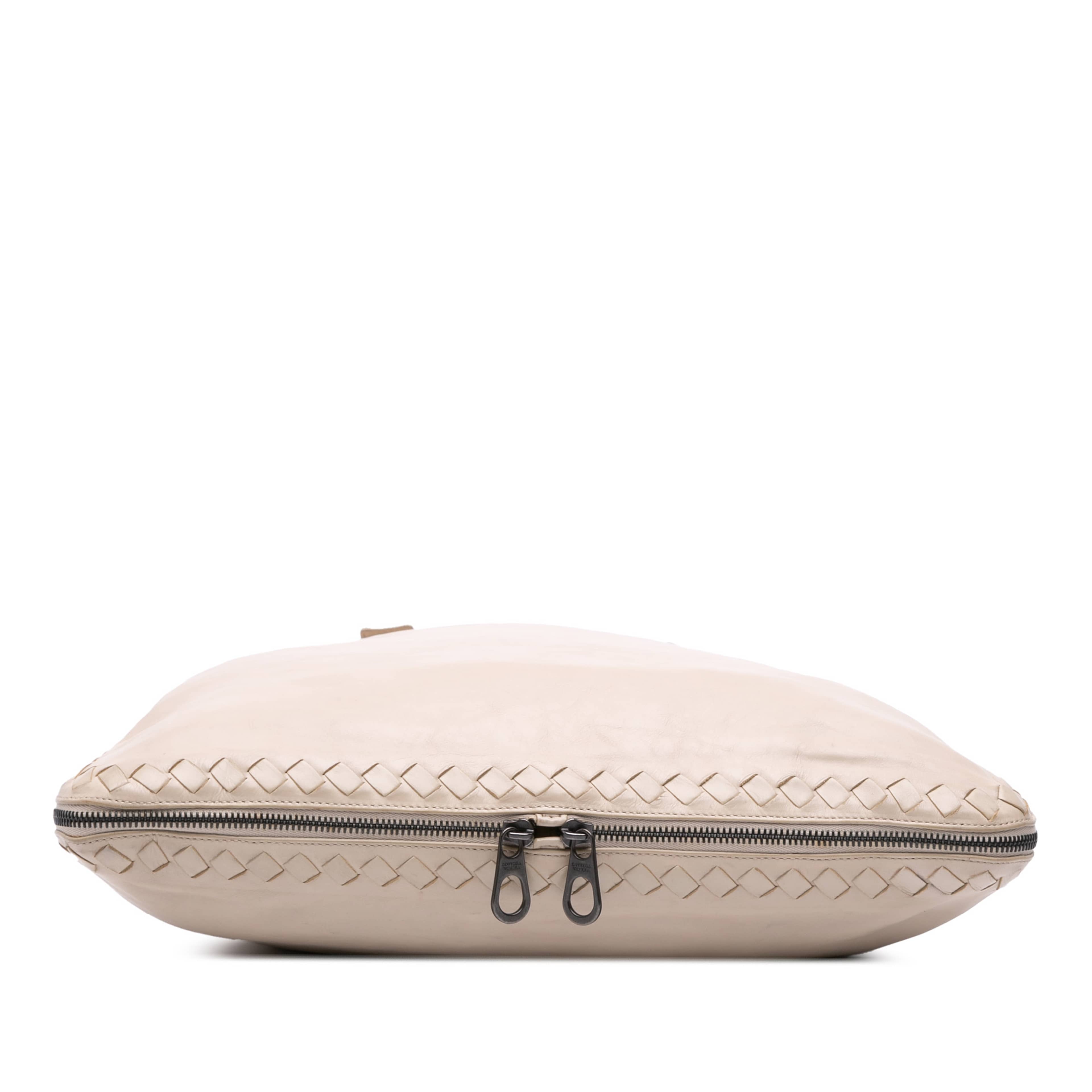 Bottega Veneta Leather Intrecciato Side Zip Tote, från Luxclusif, i färgen light beige. Klicka för att öppna bilden i stort format