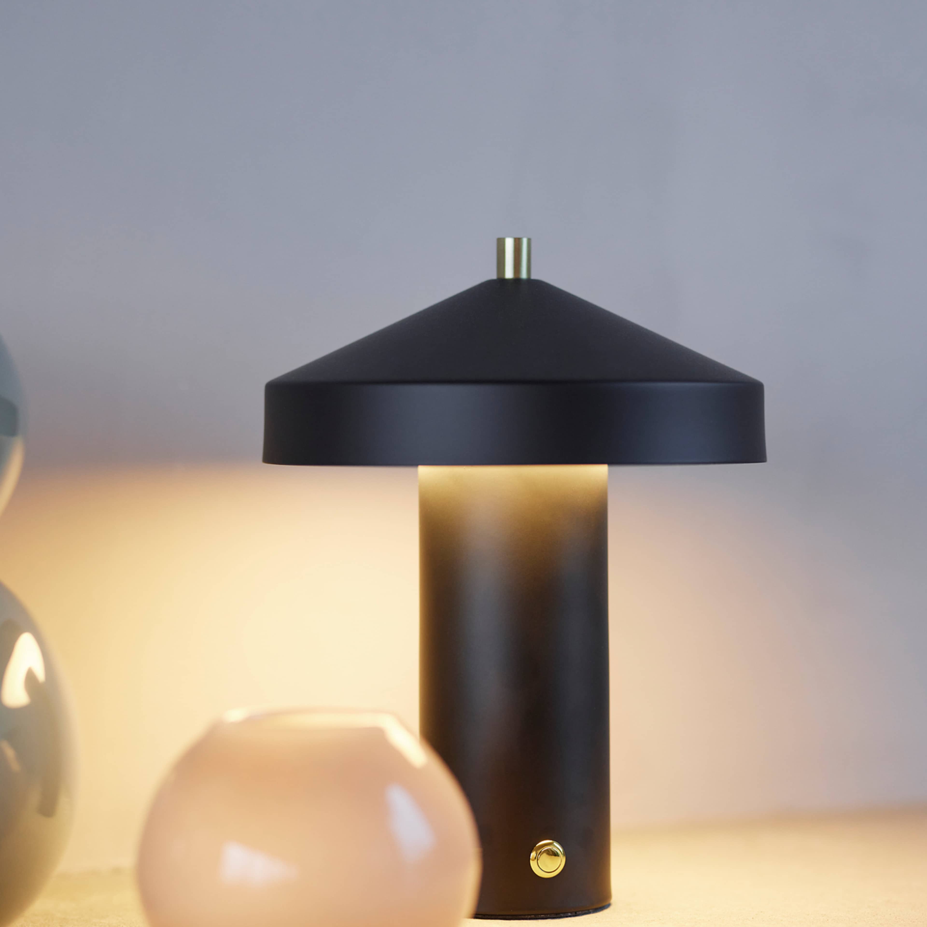 Hatto Table Lamp Led (eu), från OYOY Living, i färgen black. Klicka för att öppna bilden i stort format