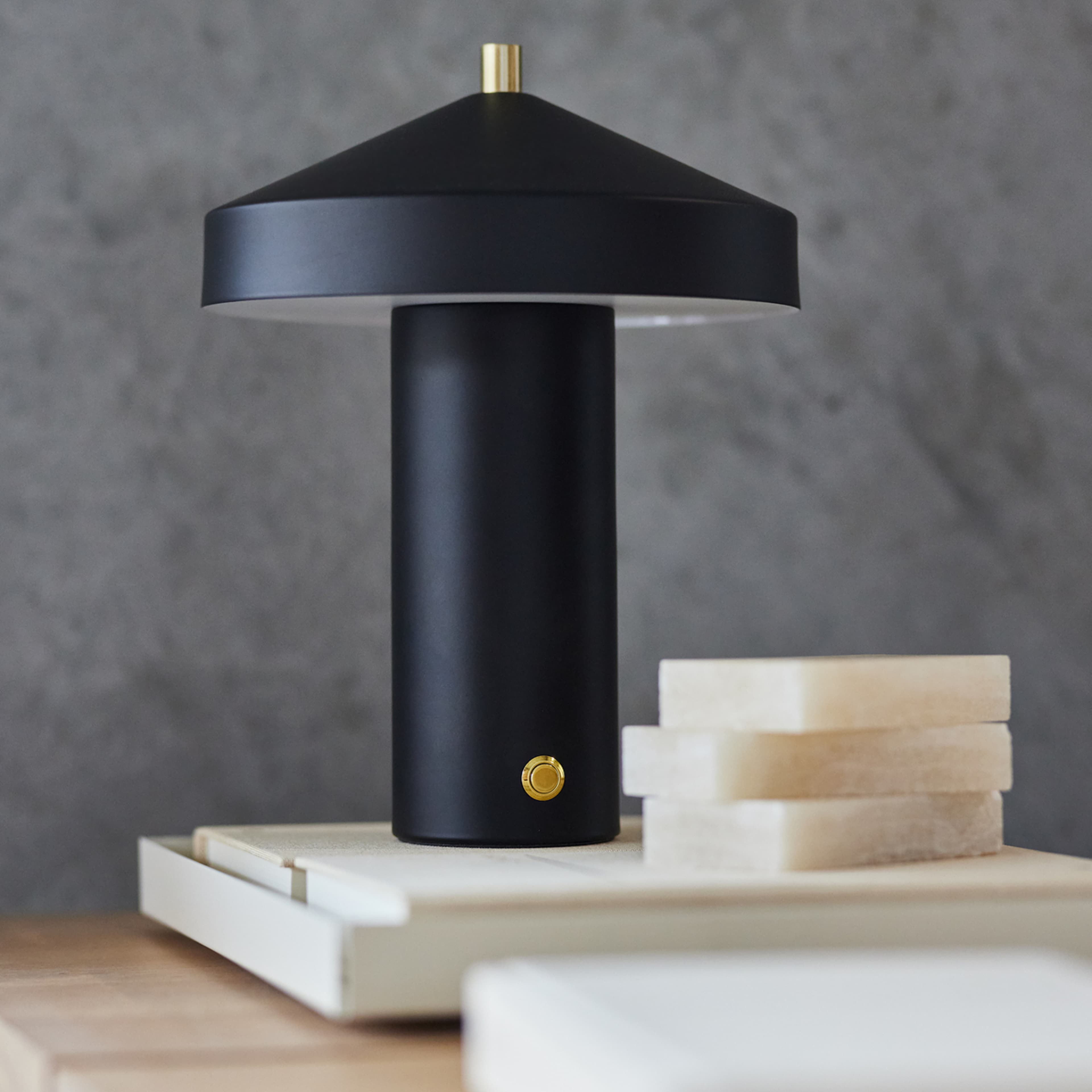 Hatto Table Lamp Led (eu), från OYOY Living, i färgen black. Klicka för att öppna bilden i stort format