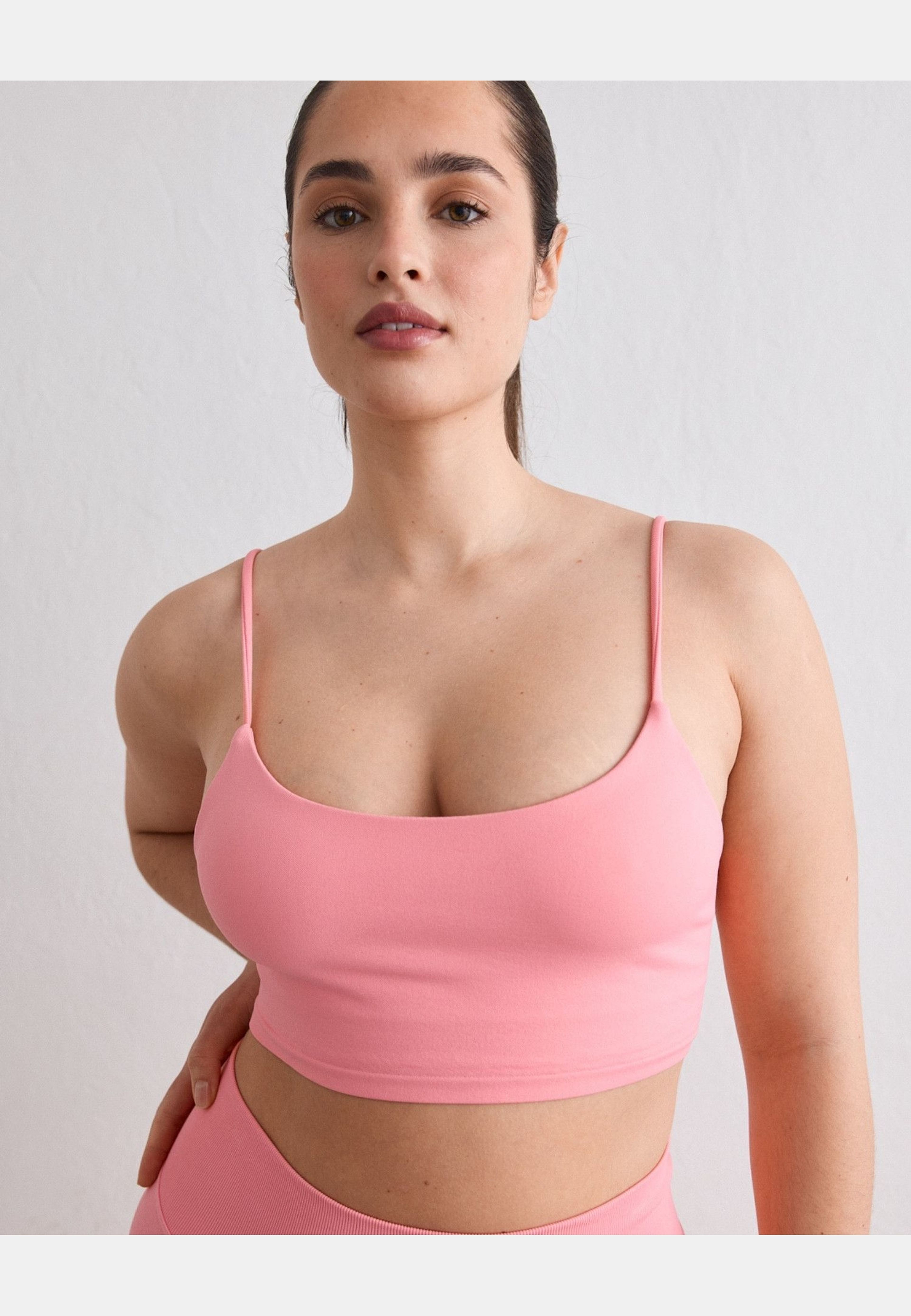 Shape Seamless Strap Bra, från aim'n, i färgen blush. Klicka för att öppna bilden i stort format