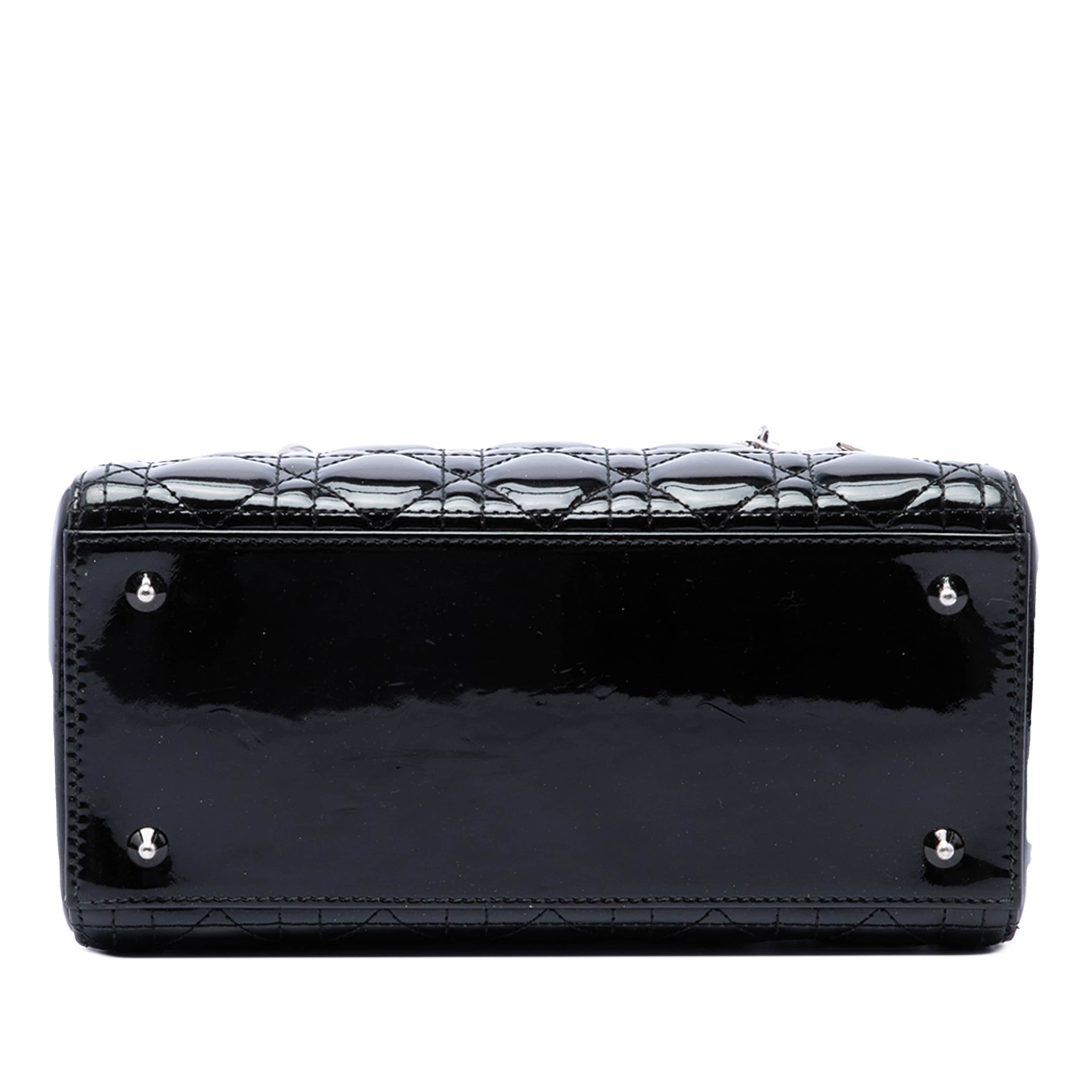 Dior Medium Patent Cannage Lady Dior, från Luxclusif, i färgen svart. Klicka för att öppna bilden i stort format