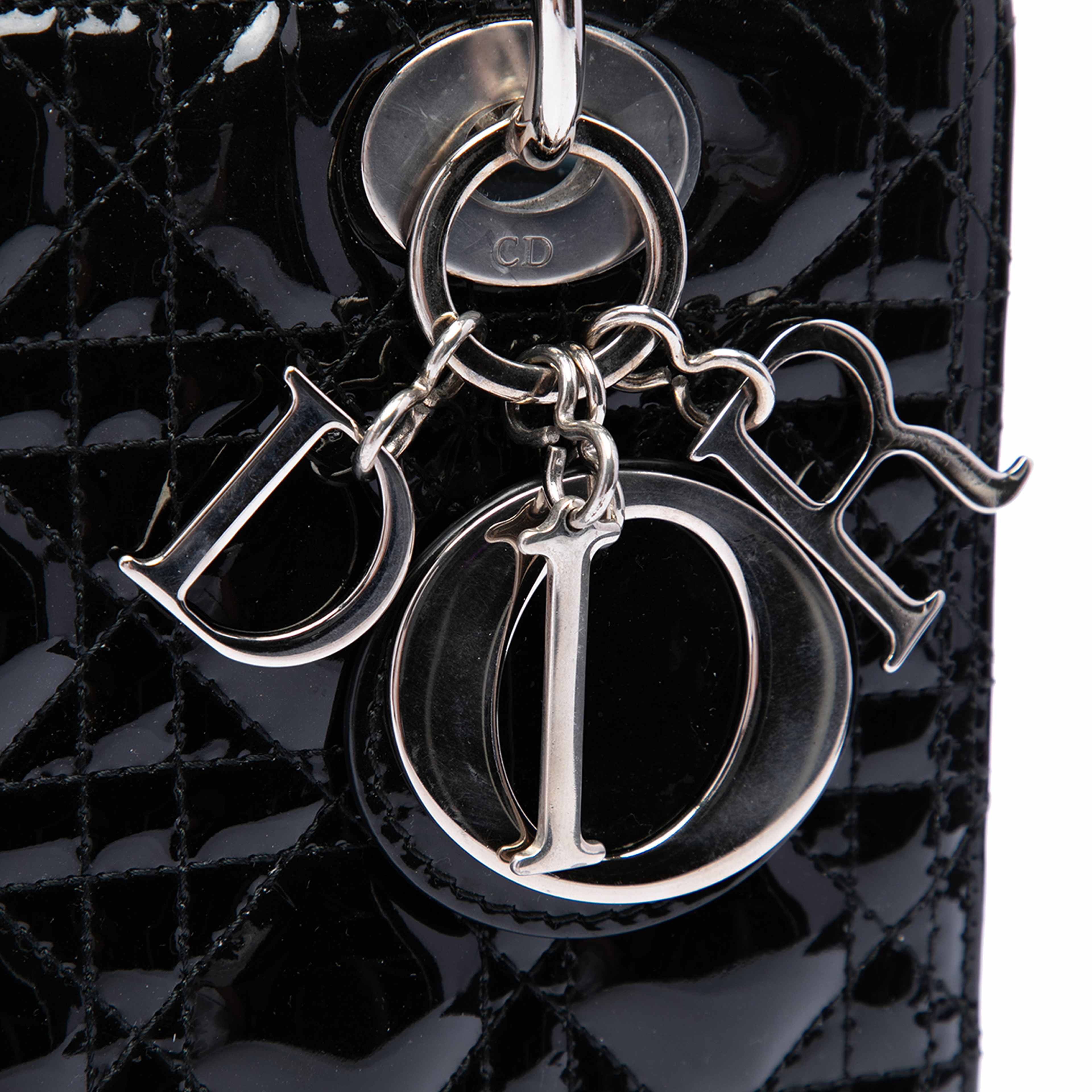 Dior Medium Patent Cannage Lady Dior, från Luxclusif, i färgen svart. Klicka för att öppna bilden i stort format
