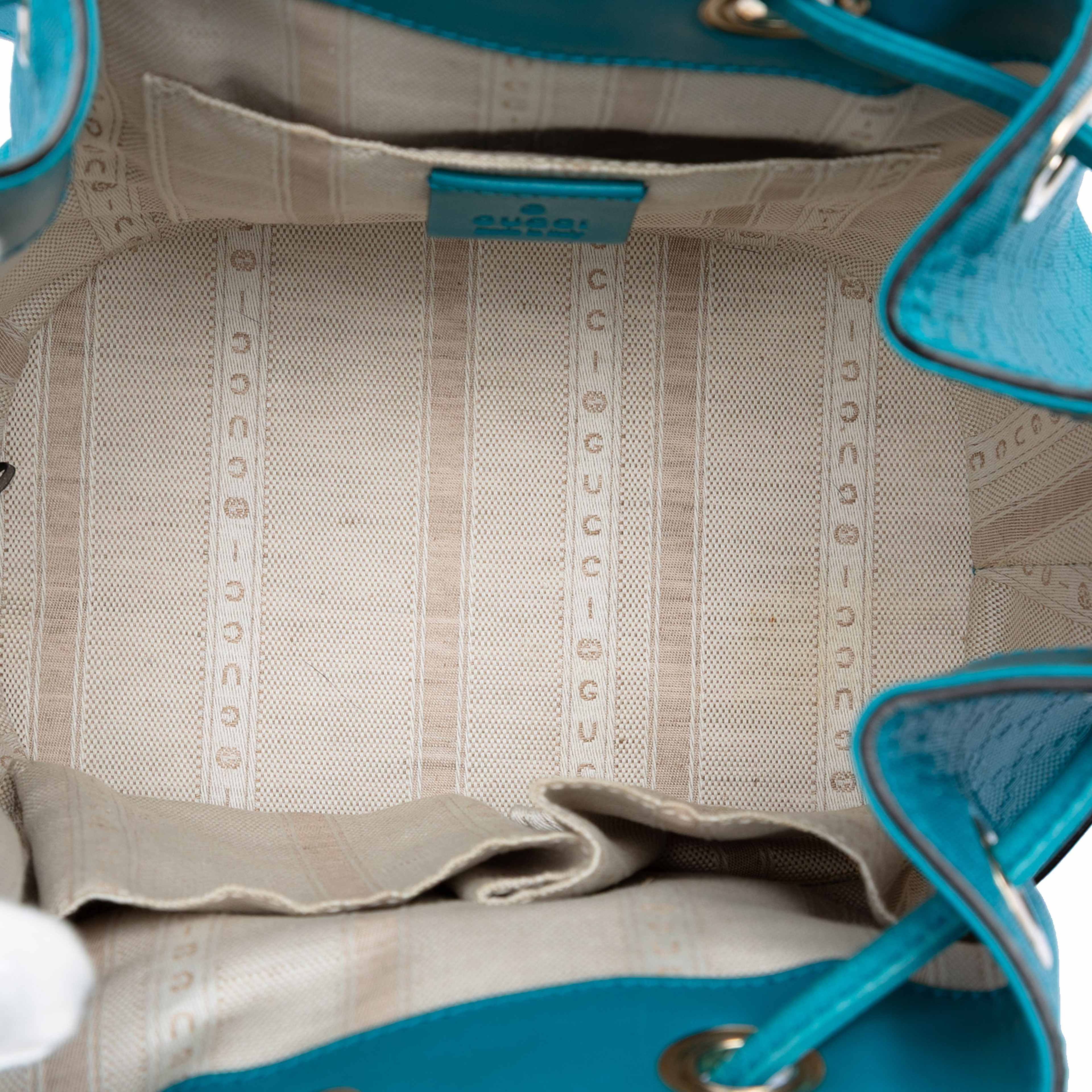 Gucci Diamante Leather Bright Bucket Bag, från Luxclusif, i färgen turquoise. Klicka för att öppna bilden i stort format