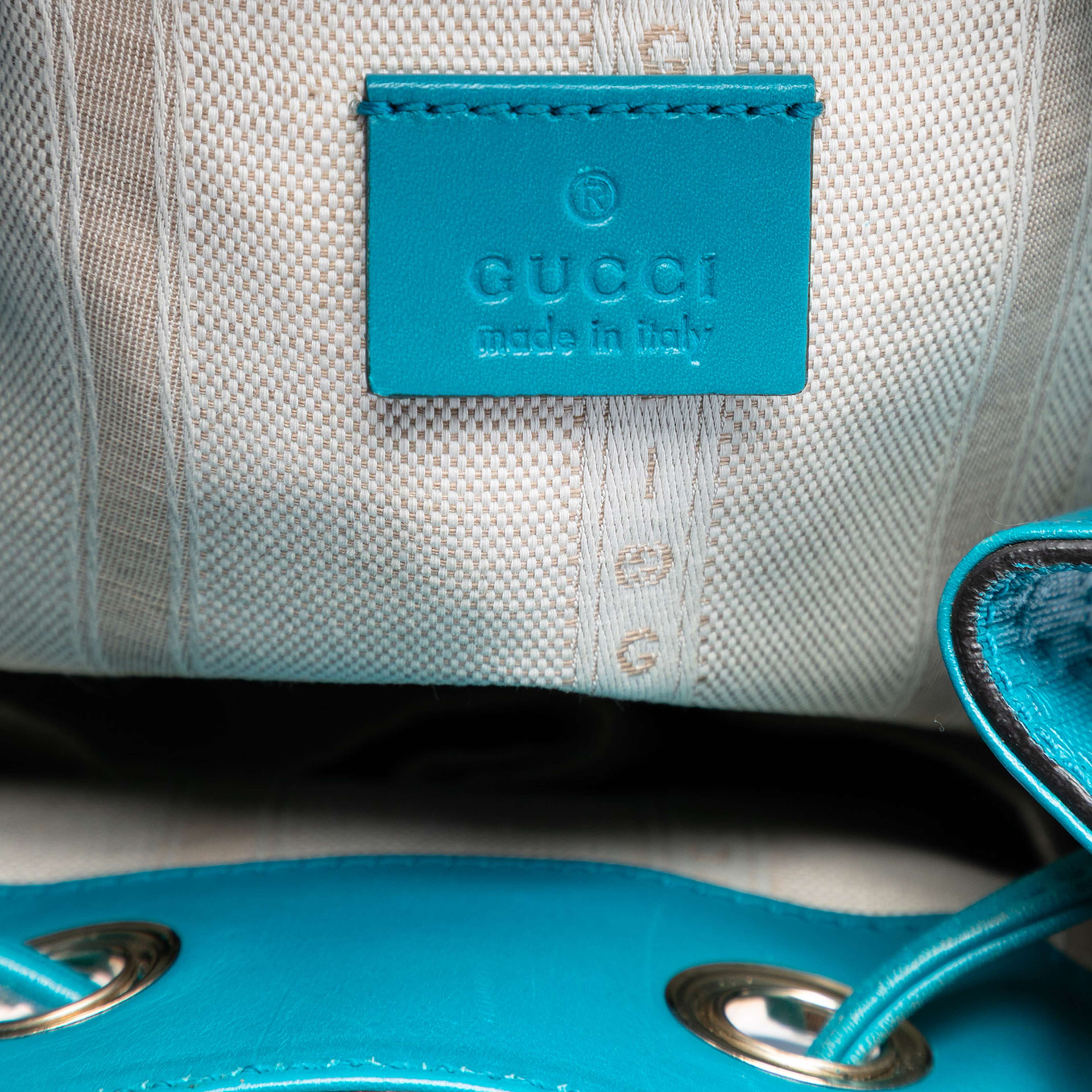 Gucci Diamante Leather Bright Bucket Bag, från Luxclusif, i färgen turquoise. Klicka för att öppna bilden i stort format
